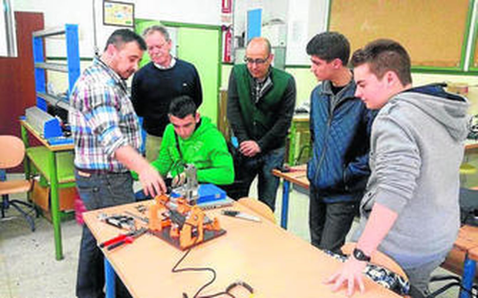 El alcalde Domingo Fernández comparte con los alumnos las jornadas de Robótica.