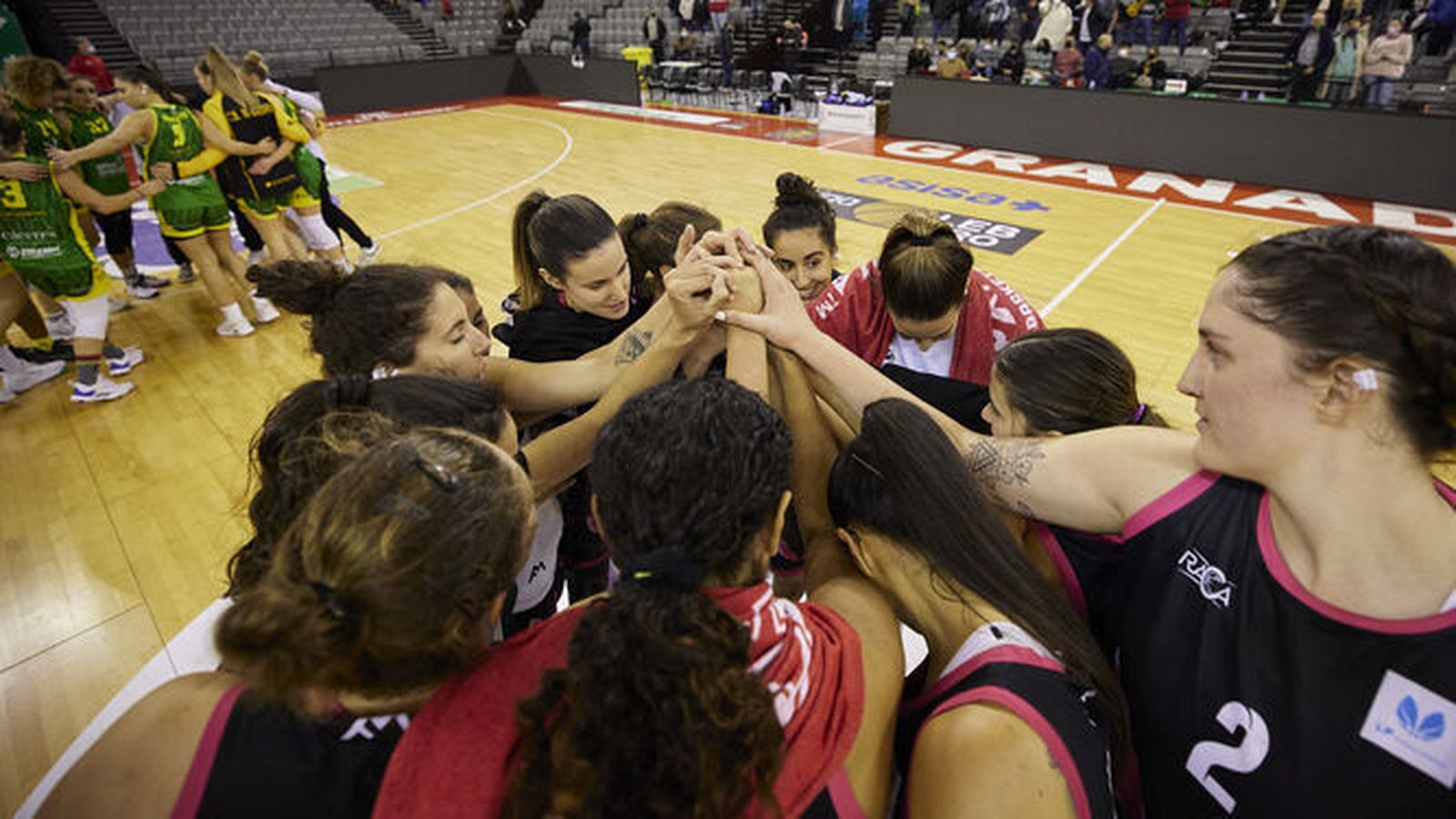 Las jugadoras del Raca celebran una victoria en el Palacio