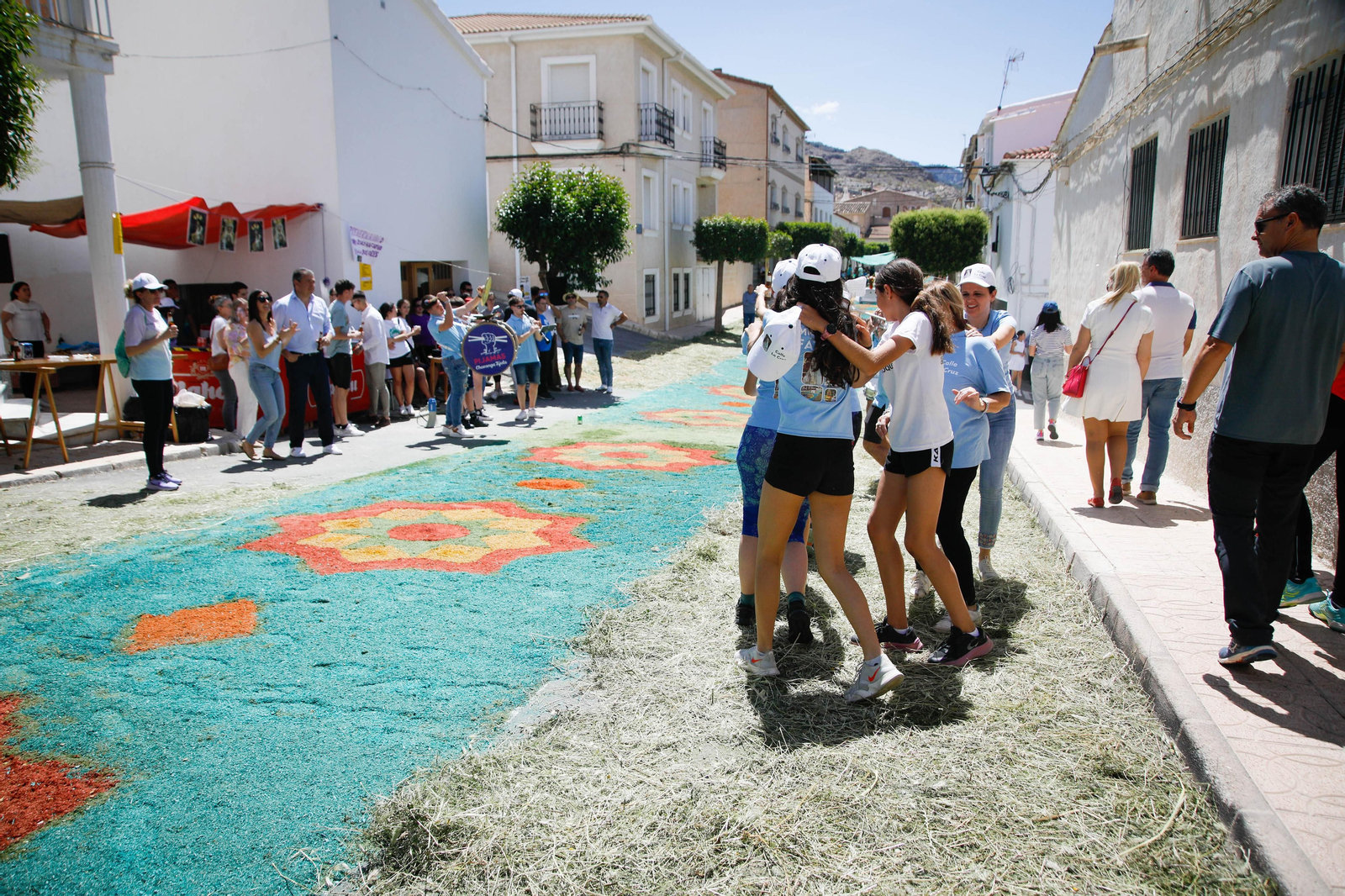 Así es la gran alfombra de serrín para que levite la Virgen de Fátima de Tíjola