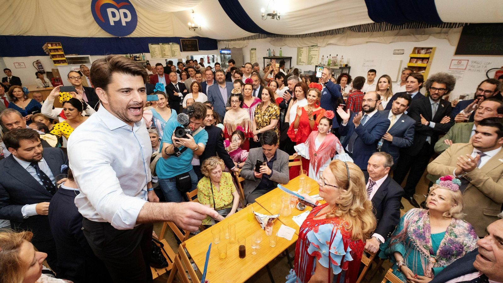 Beltrán Pérez, subido a una silla, da su mítin en la caseta.
