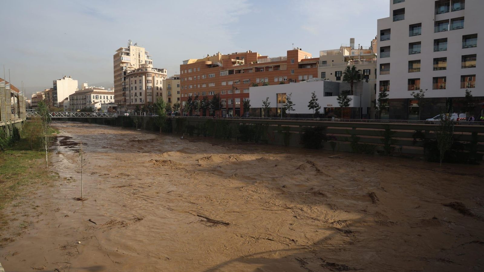 El río Guadalmedina a su paso por el centro de Málaga tras la última DANA.
