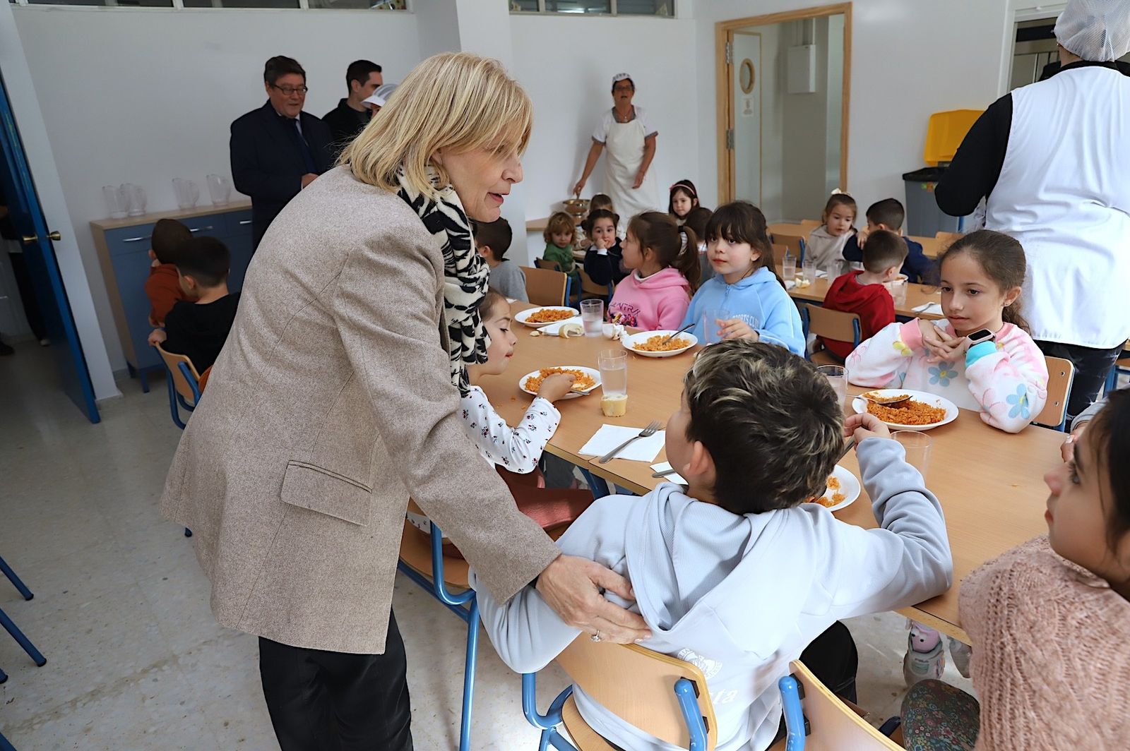 Un momento de la visita al nuevo comedor del colegio La Alcazaba de Jerez.