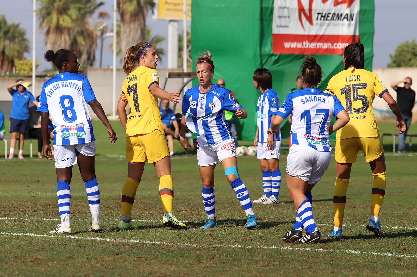 Algunas jugadoras del Sporting Huelva durante el partido ante el FC Barcelona
