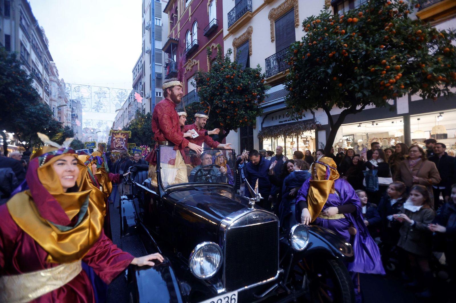 El Cartero Real llena de ilusión el Centro de Córdoba, en imágenes