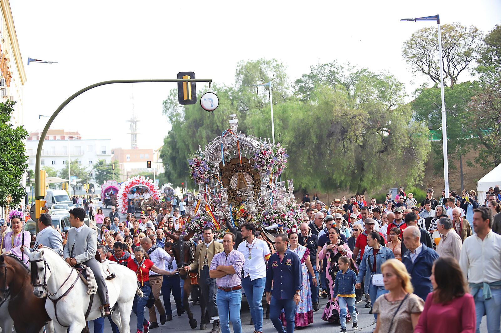 El Rocío 2023: Imágenes de la Hermandad de Emigrantes en su salida de Huelva