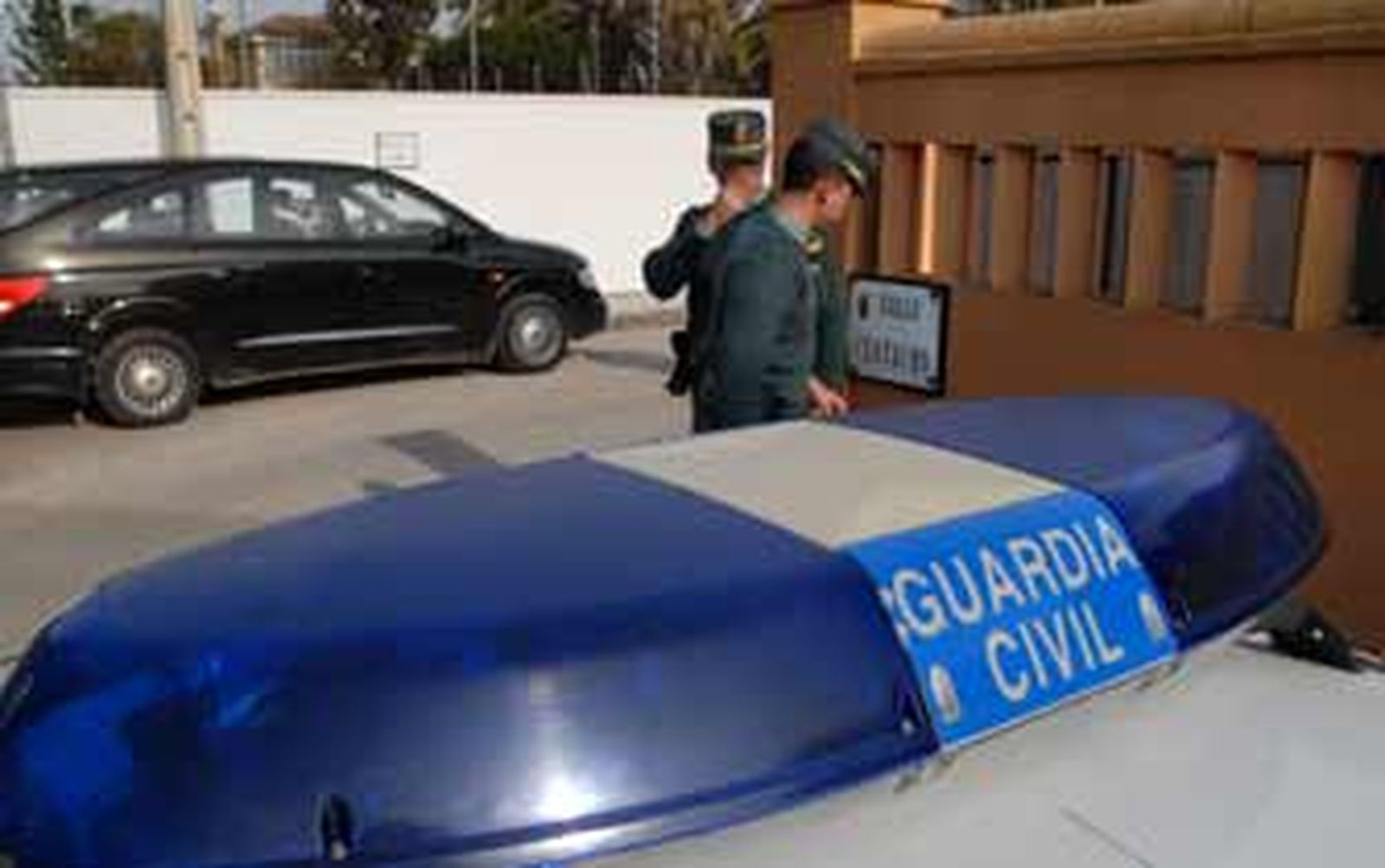 Acaba matando a su padre al negarse a ser internado en un centro psiquiátrico