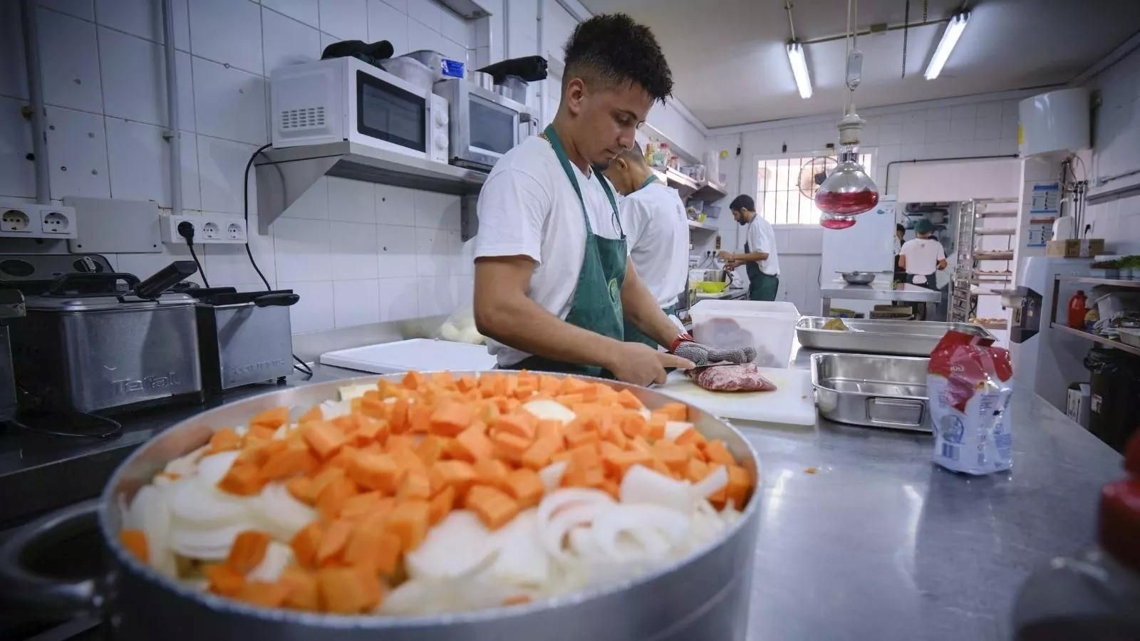 Un joven migrante, trabajando en hostelería gracias al acuerdo con Horeca.