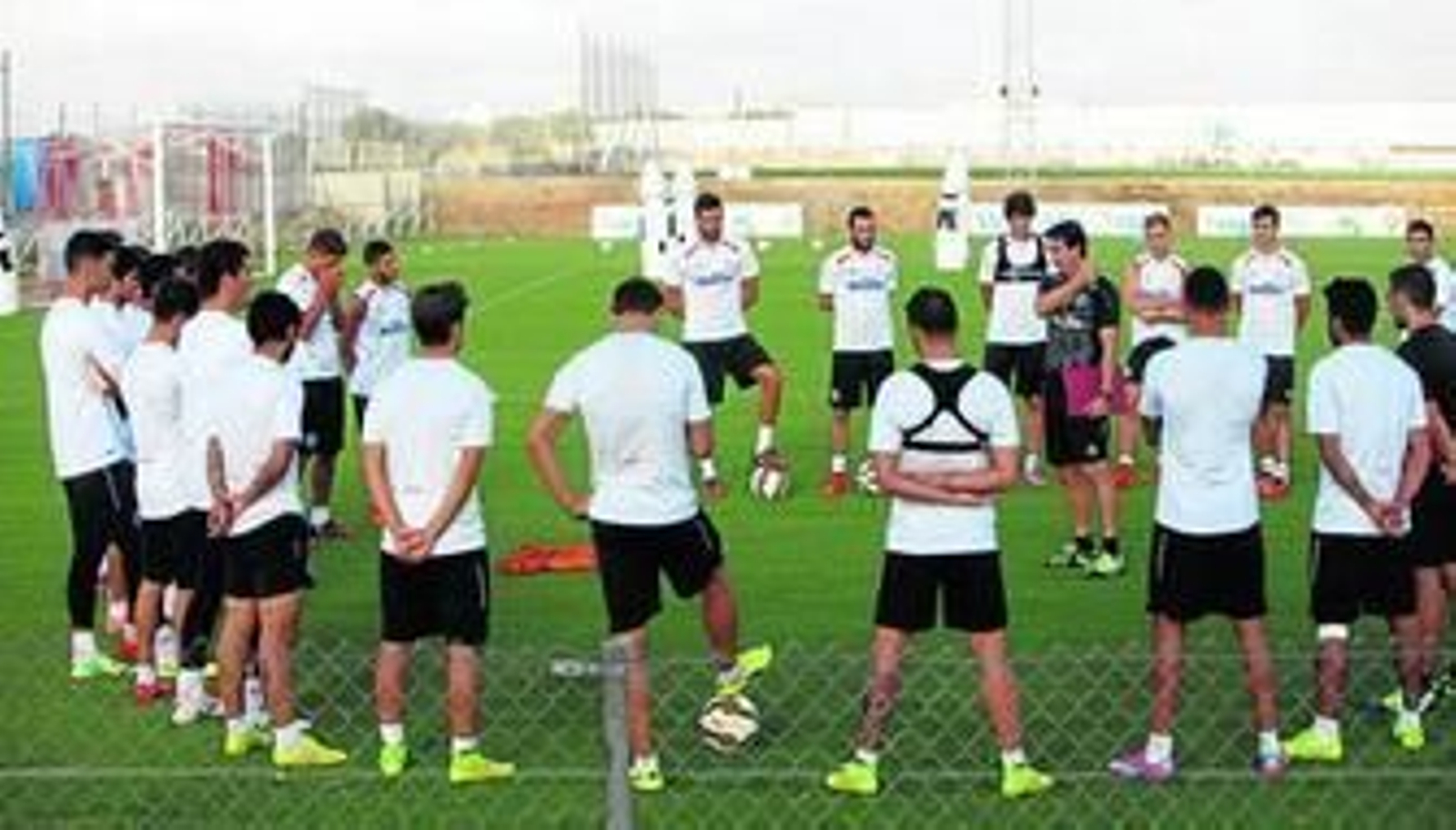 Emery se dirige a la plantilla antes de la vuelta al trabajo del equipo en la ciudad deportiva.