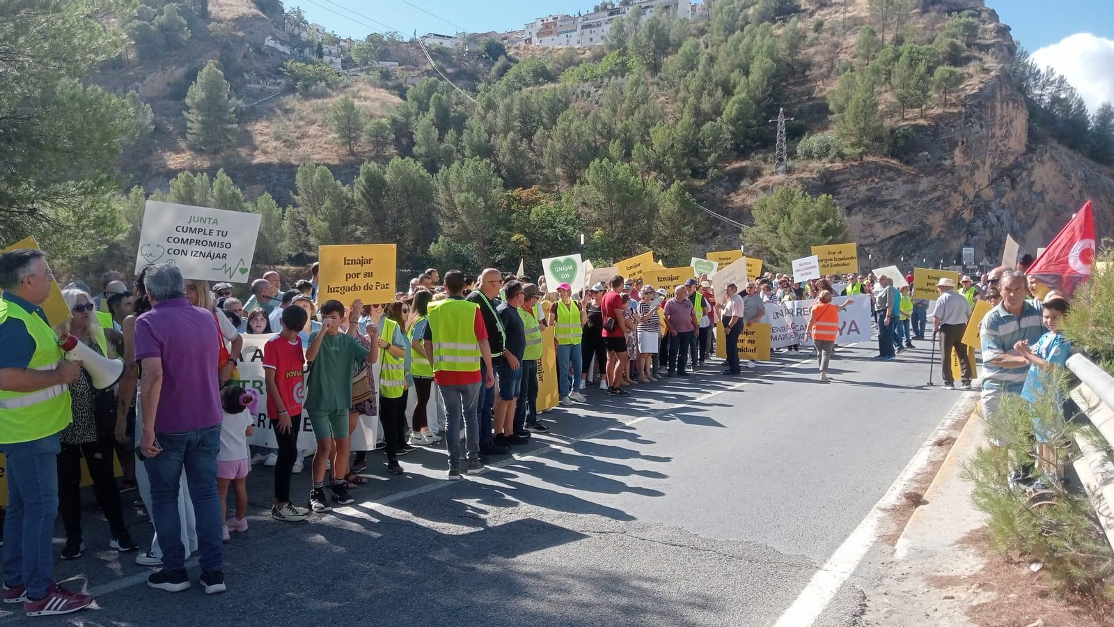 La protesta de Iznájar por el mal estado de las infraestructuras y los servicios públicos, en fotografías