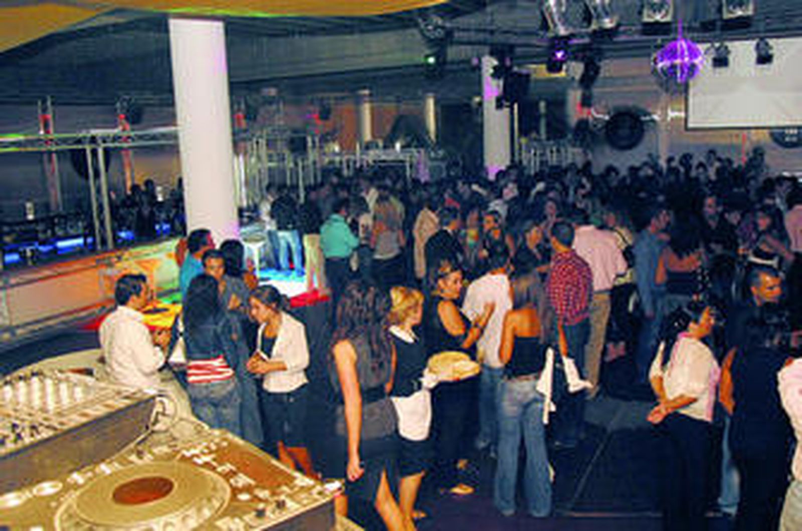 Unos jóvenes se divierten en el interior de una discoteca.