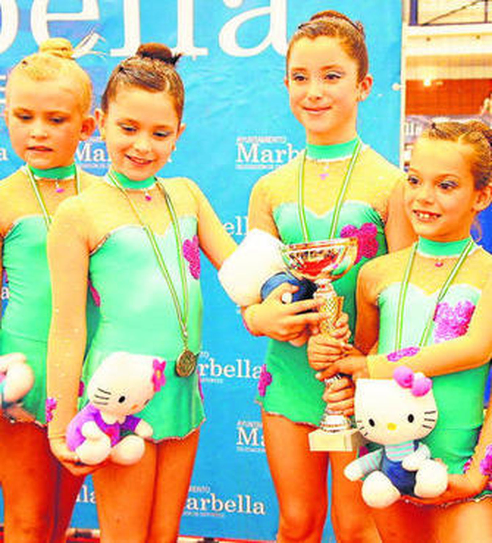 Algunas de las gimnastas del club posan con sus medallas.