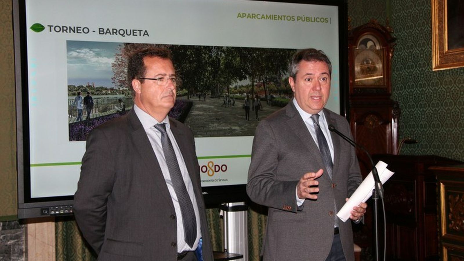 Juan Carlos Cabrera, junto a Espadas, en la presentación del Plan de Aparcamientos.