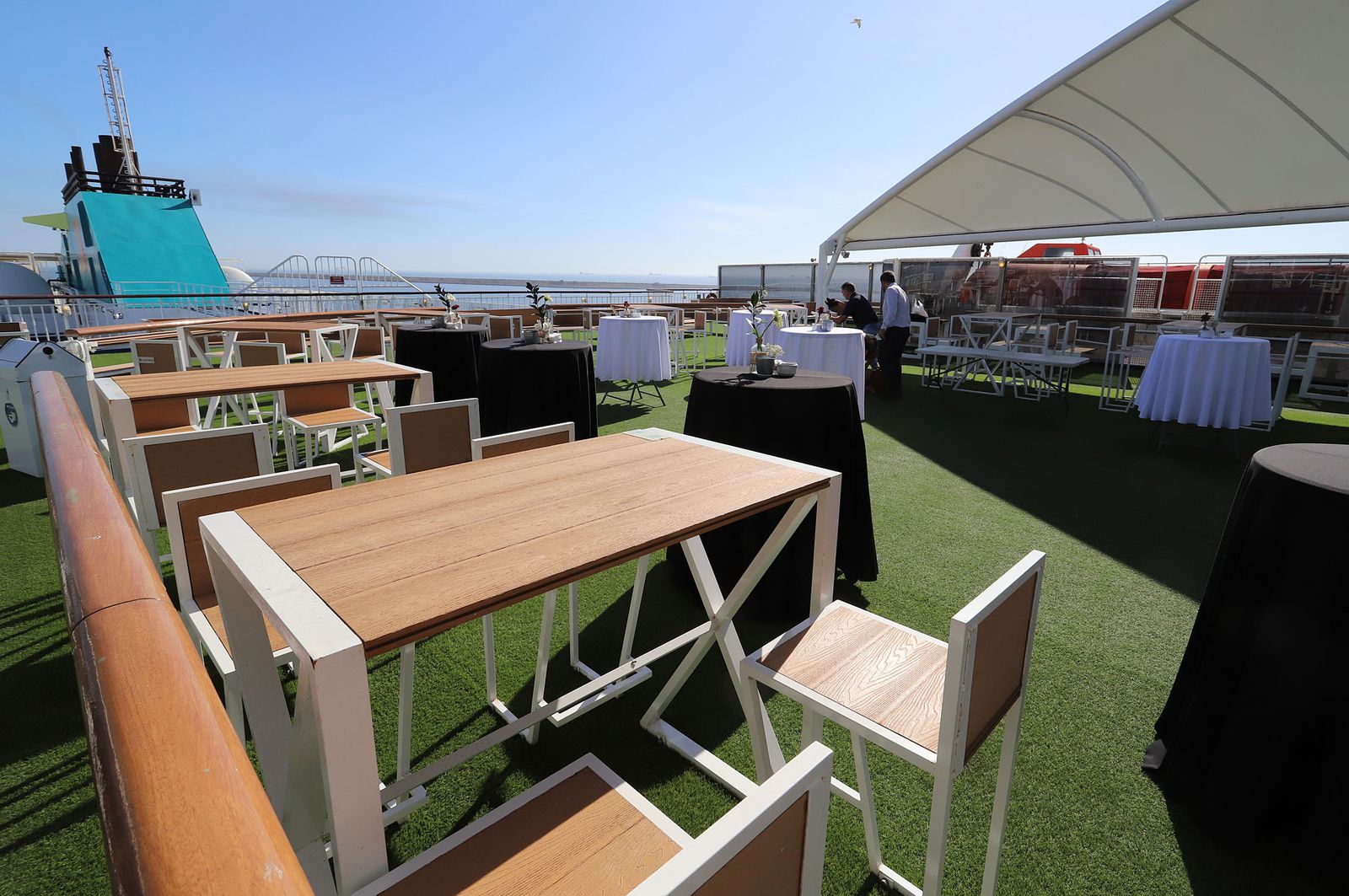 Imágenes de la llegada de un buque de Baleària al Puerto de Huelva