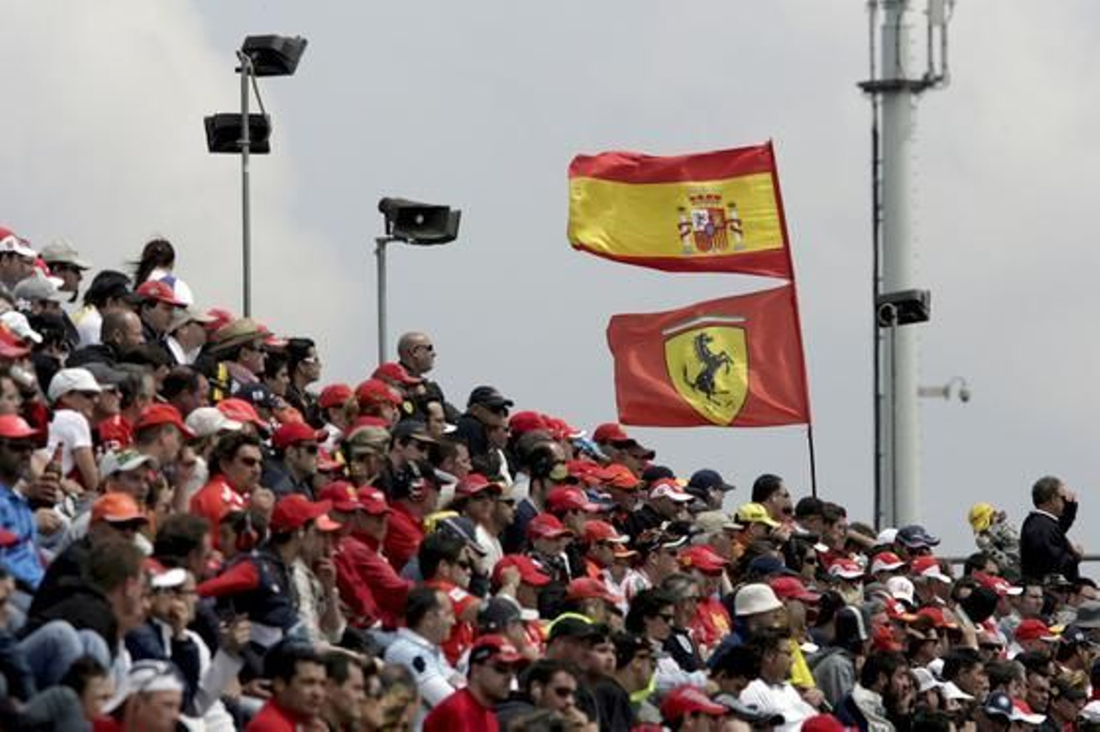 La bandera Ferrari, junto a la española en la grada. / EFE