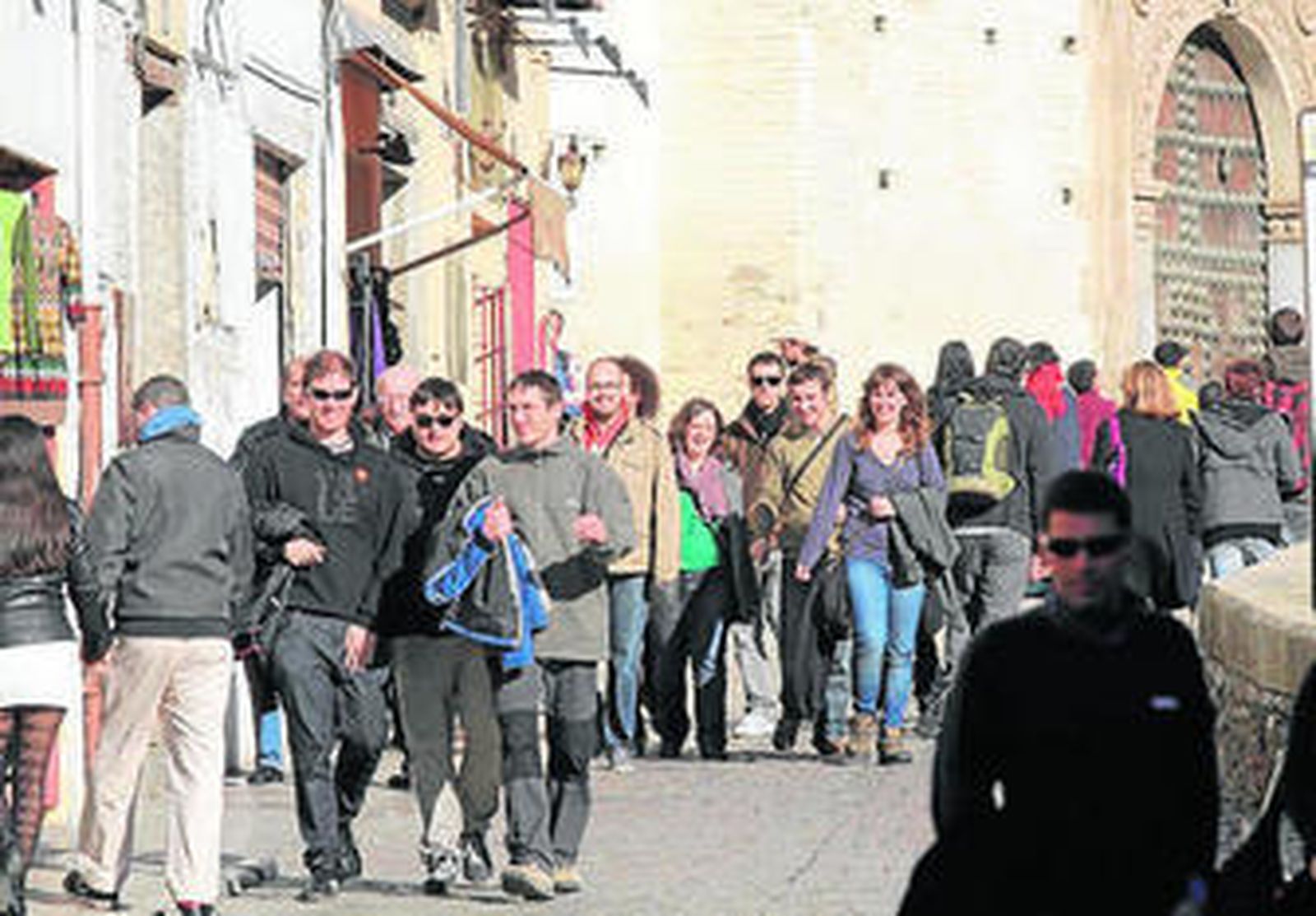 Turistas pasean por Granada.
