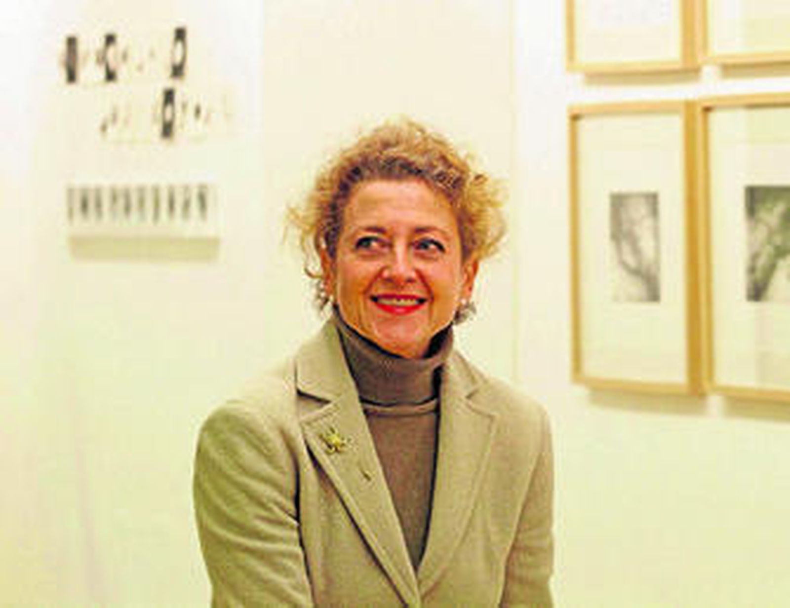 Magda Bellotti en los Espacios AlCultura con algunas de las obras que hoy estarán expuestas al público.