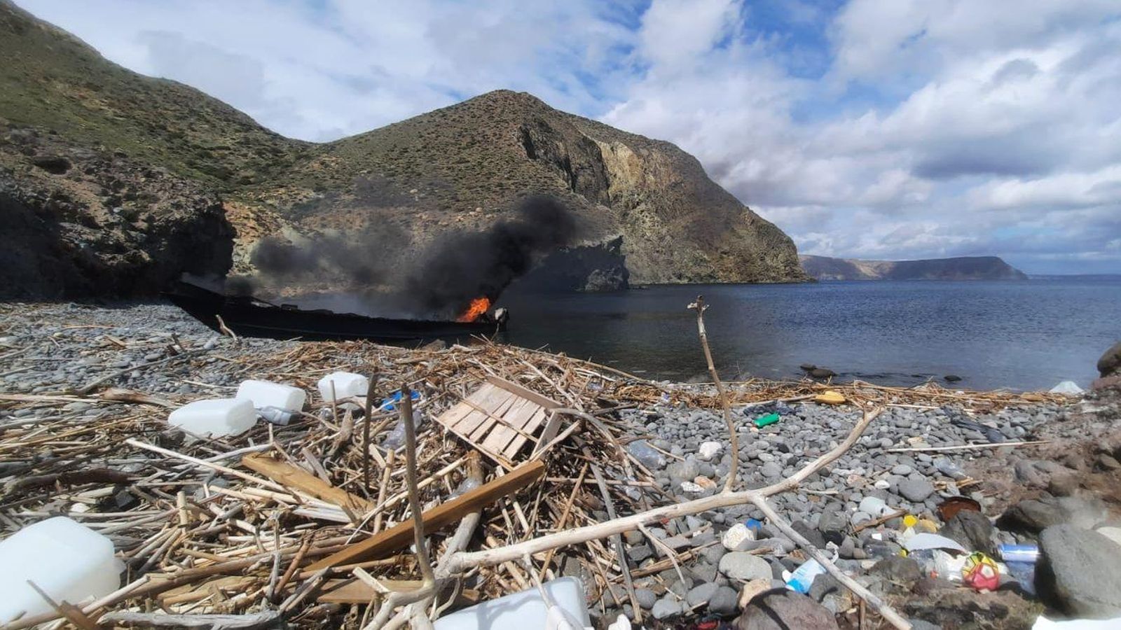 La embarcación quedó completamente calcinada junto a la orilla