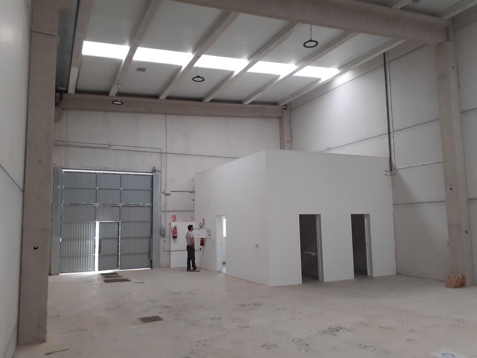 Una de las tres naves ya disponibles en el polígono industrial Las Dunas de Sanlúcar.