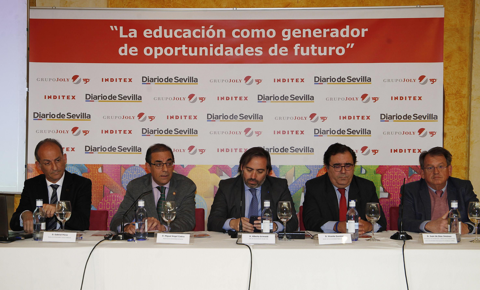 Antonio Pascual, de Endesa; Vicente Guzmán; la directora general de Economía del Ayuntamiento de Sevilla, Esperanza Caro; y Aurelio Trujillo, de Telefónica.