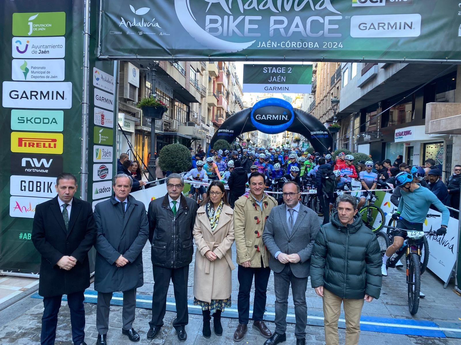 En imágenes: así ha salido a la Andalucía Bike Race desde la 'Carrera' de Jaén