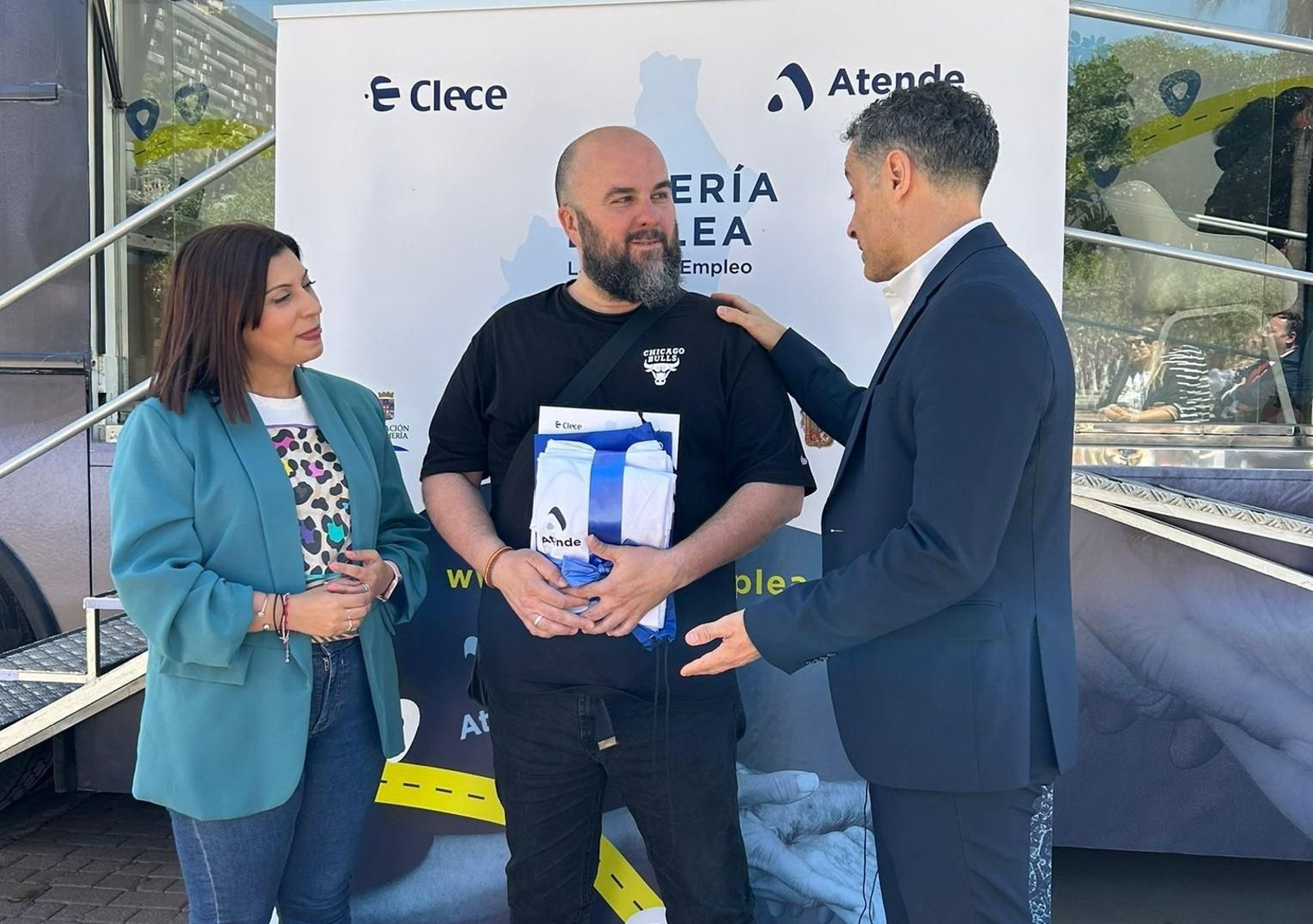 La concejala de Empleo y el gerente de Atende con Alfredo, el primer contratado en directo.