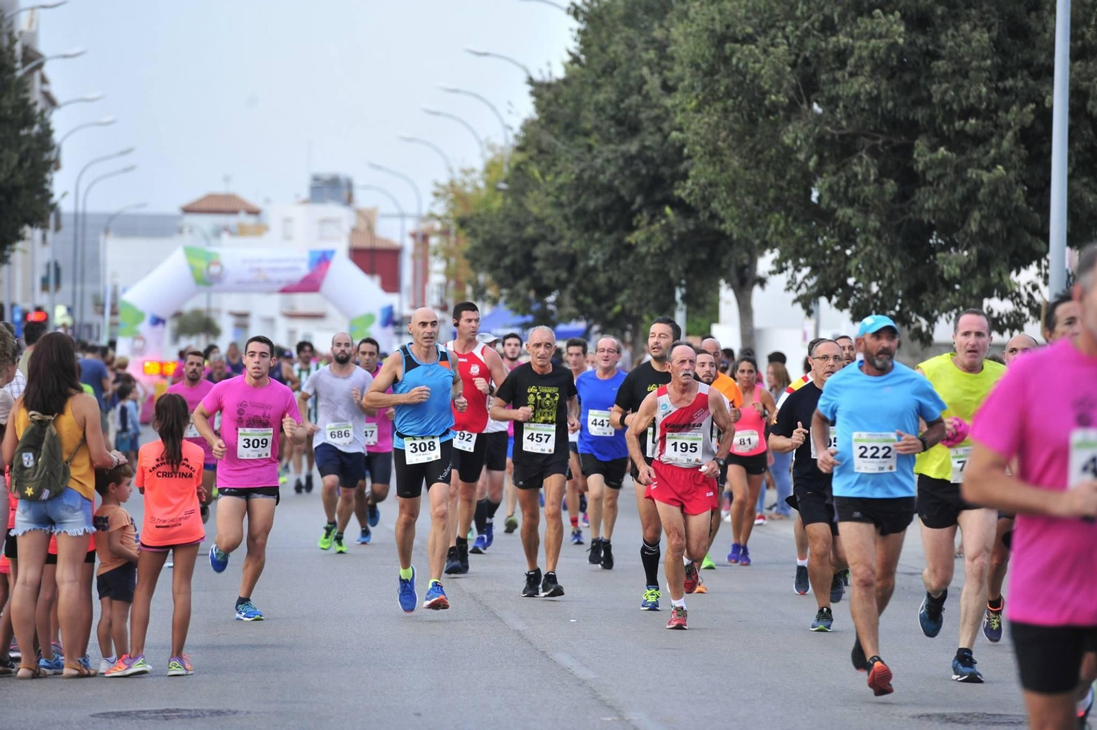 Participantes en la carrera nocturna de Alzheimer, a la salida.
