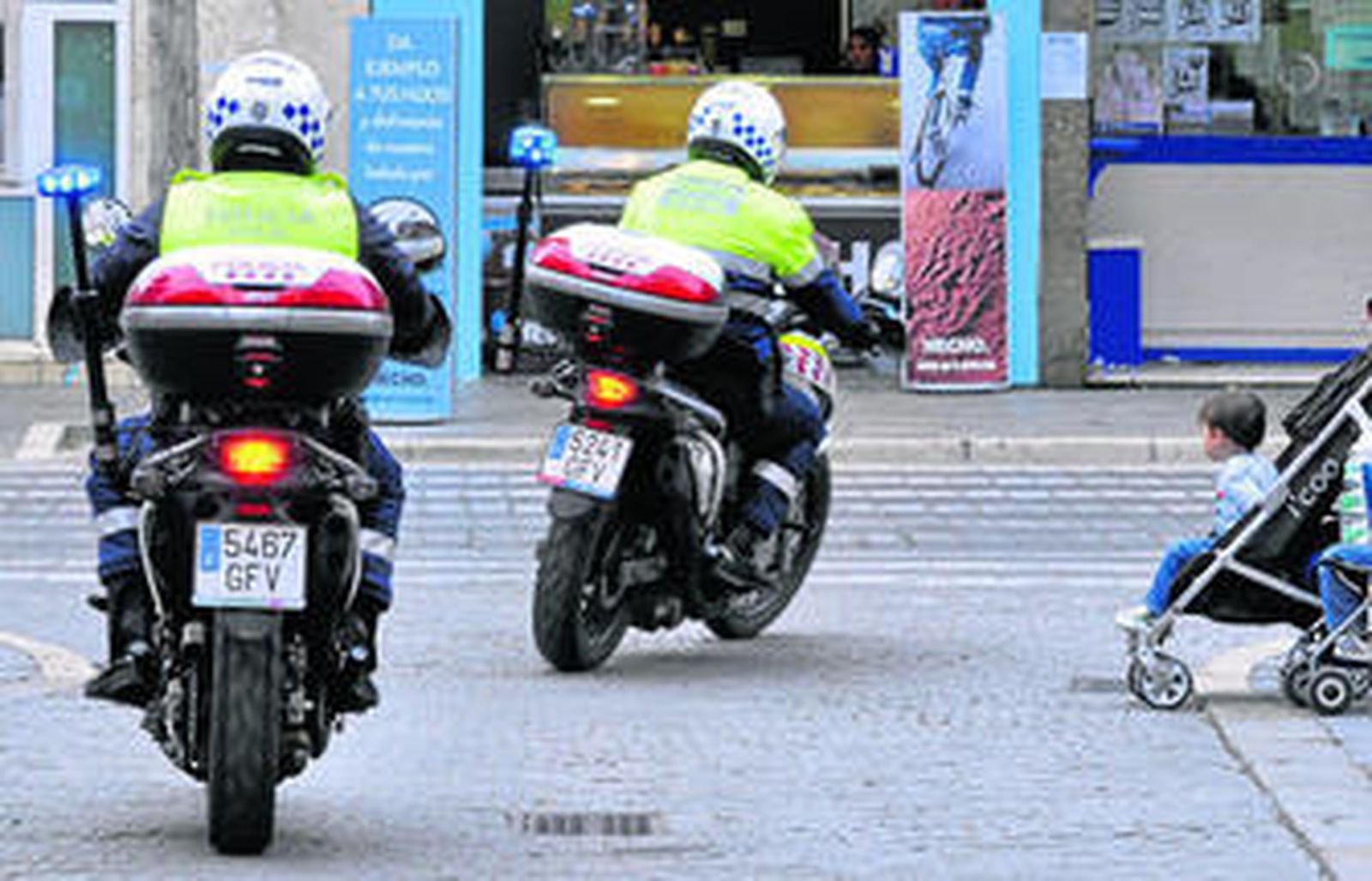 Dos policías locales patrullan en motocicleta, en una imagen de archivo.