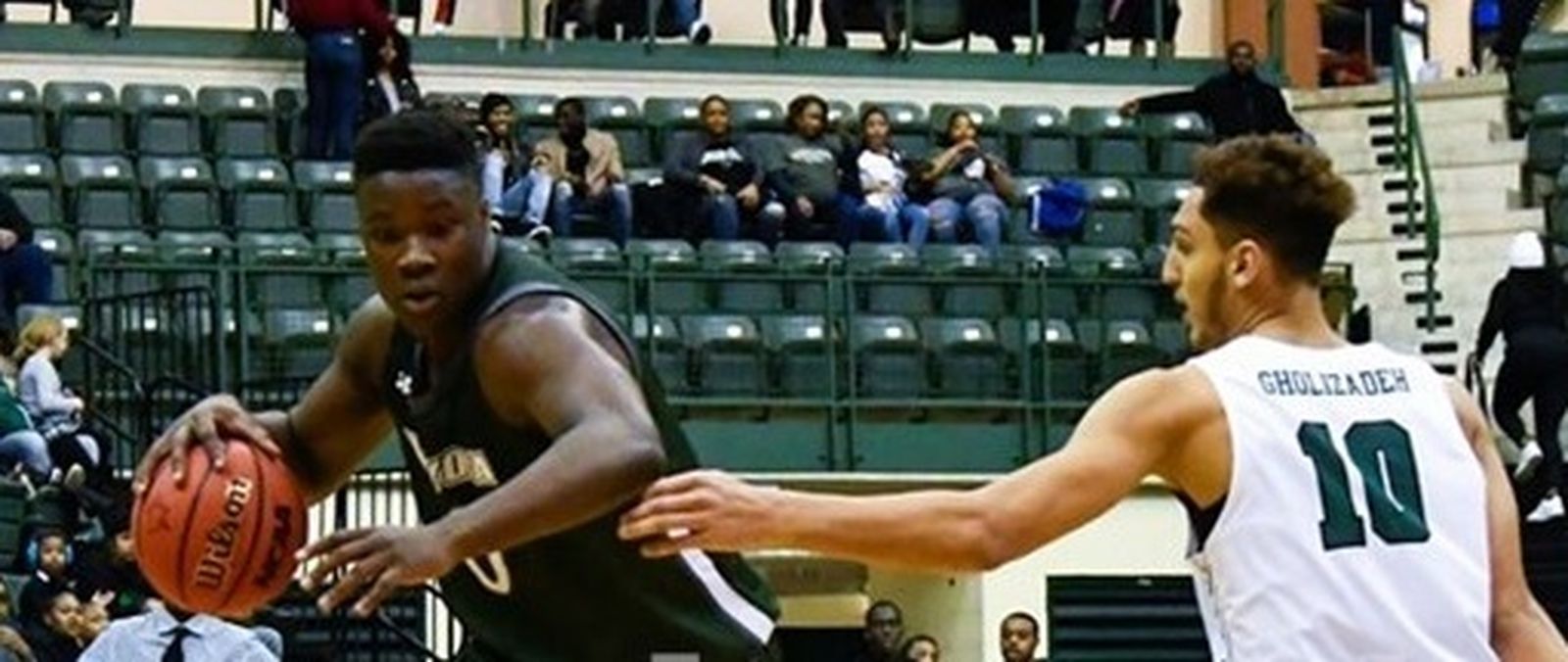 Gody Dike, en un partido con Loyola.