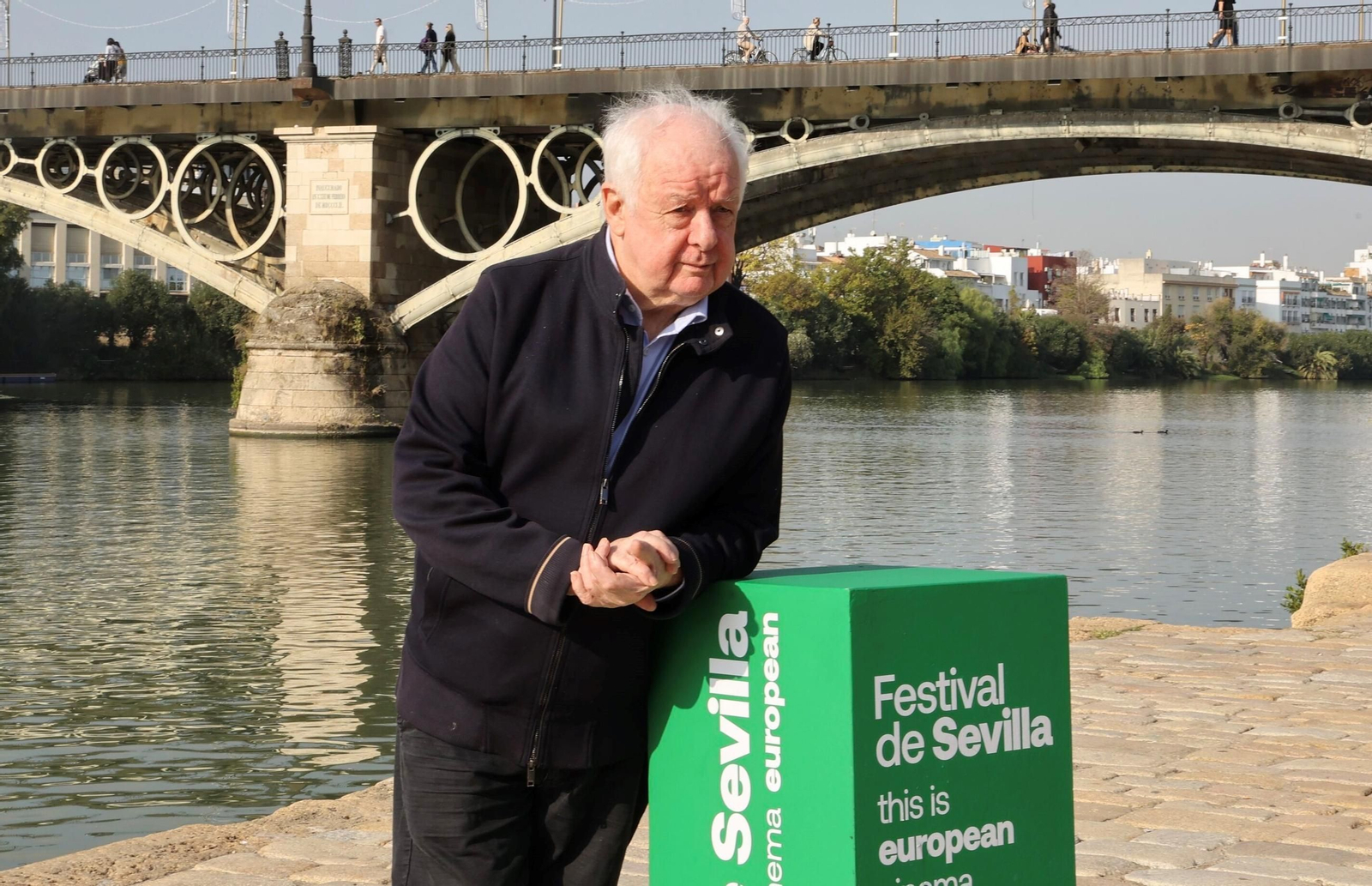 El cineasta Jim Sheridan, fotografiado ayer bajo el Puente de Triana.
