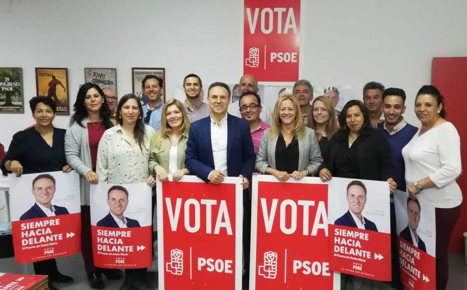 La candidatura del PSOE portuense, anoche en su sede durante la apertura de la campaña electoral.