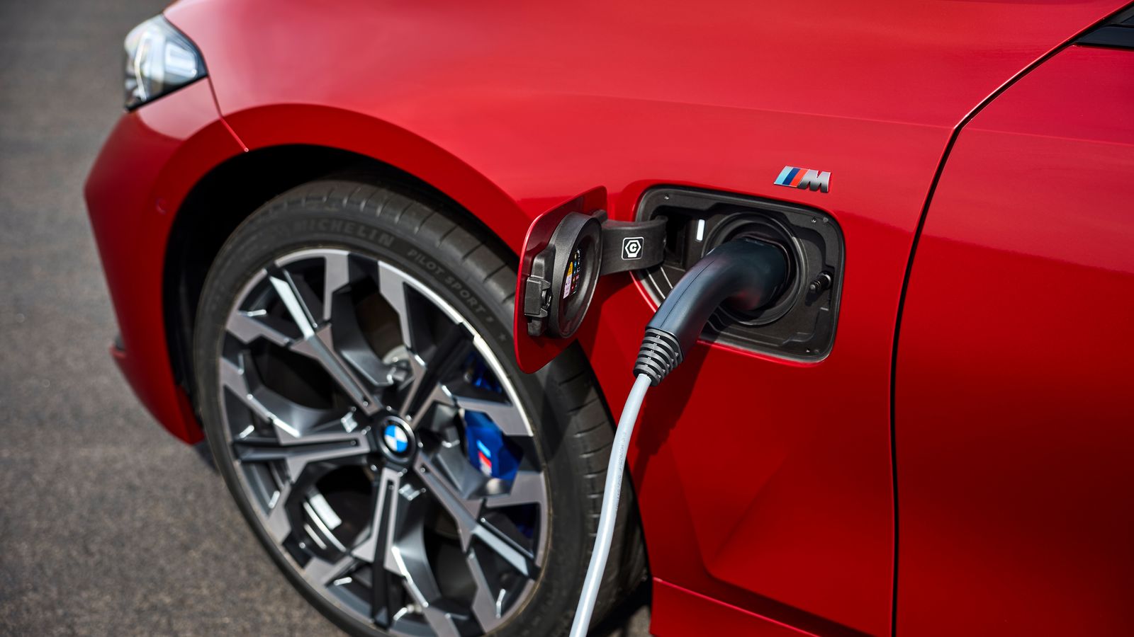 La carga con corriente continua aún no ha llegado a los híbridos enchufables de BMW, aunque sí se ha aumentado la potencia que pueden recibir con alterna.