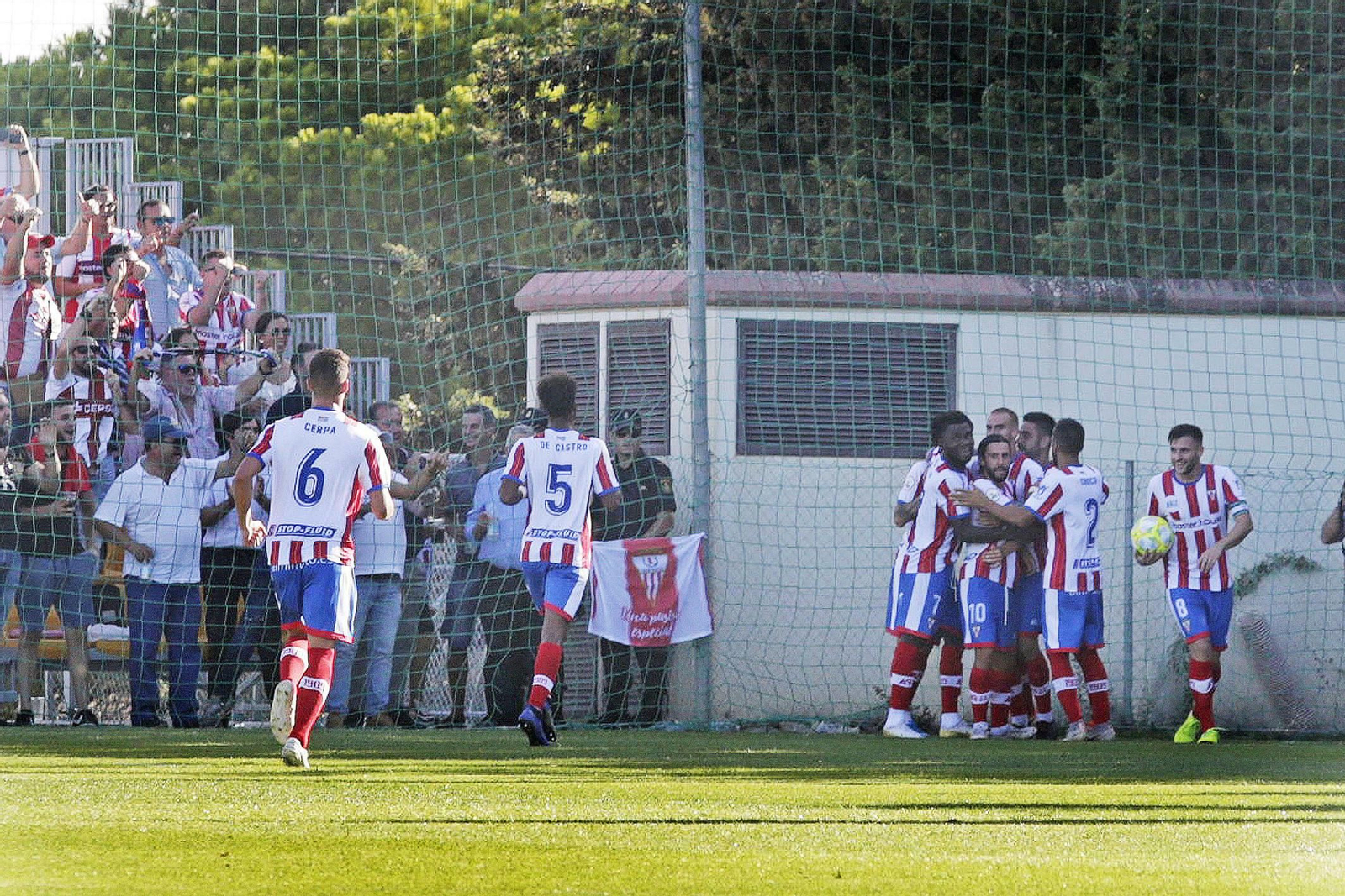 Los jugadores del Algeciras celebran uno de sus dos goles en El Rosal.