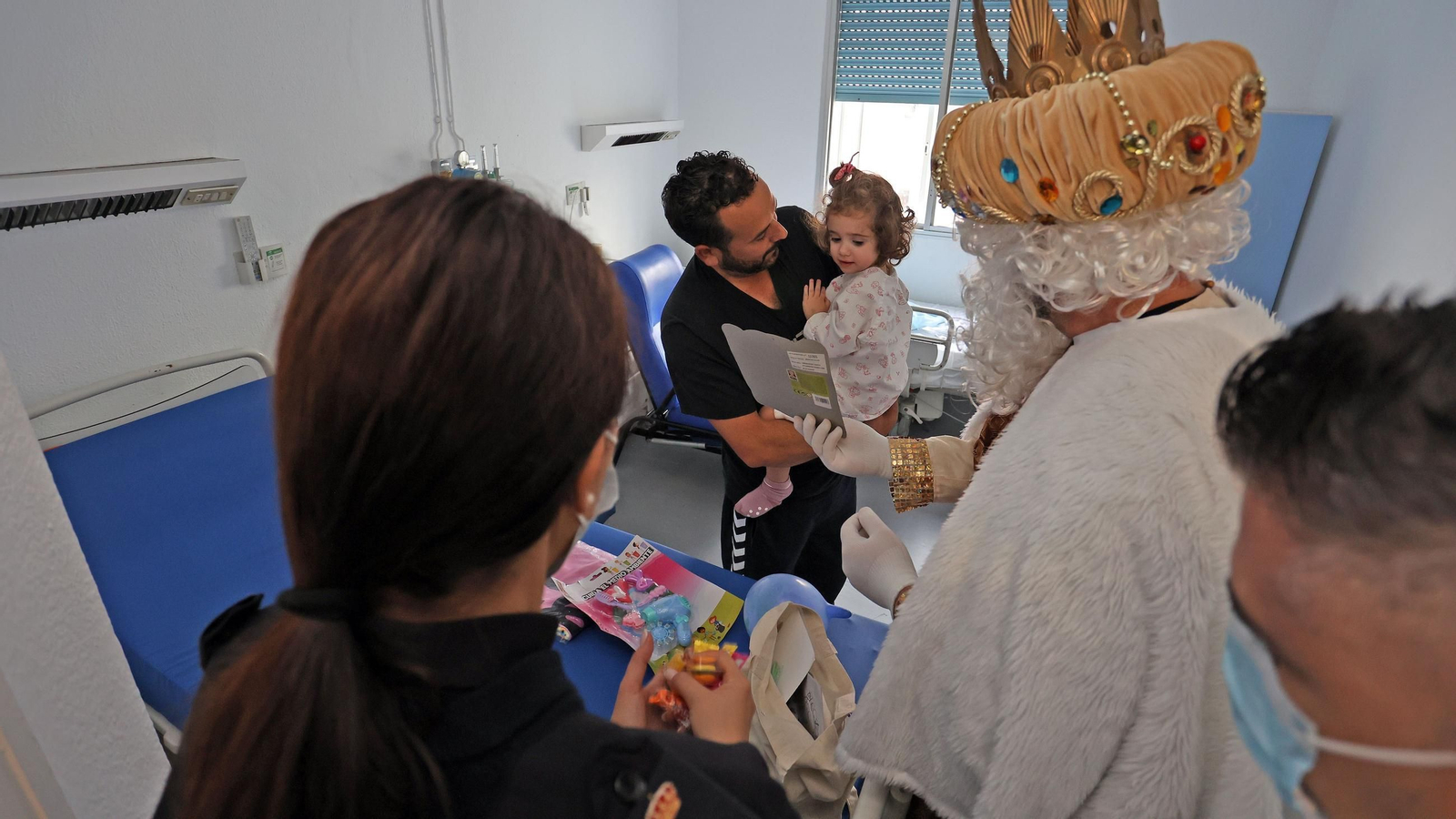 La Policía Nacional realiza su tradicional entrega de regalos en el Hospital de Jerez