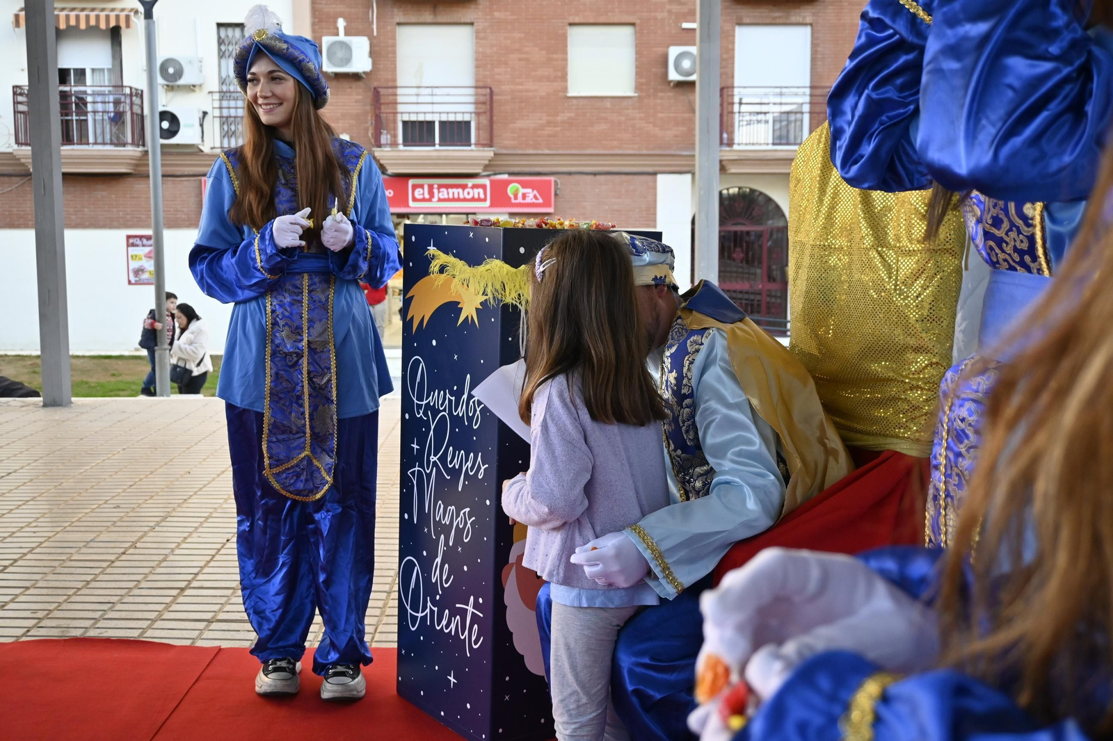 Recogida de cartas del paje real en la plaza Miguel Raya en el Molino, en imágenes