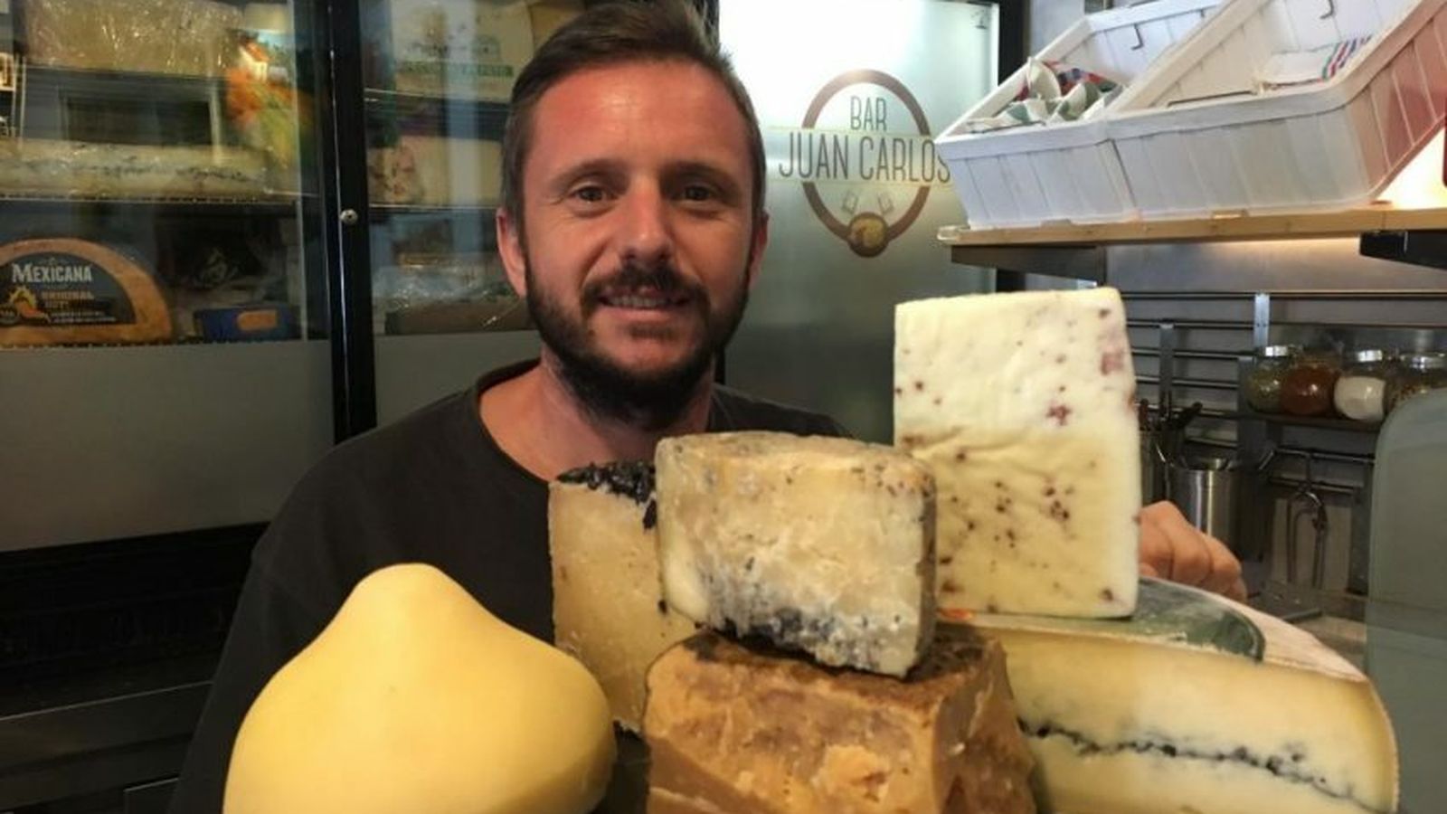 Alejandro Carranza con algunos de sus quesos.