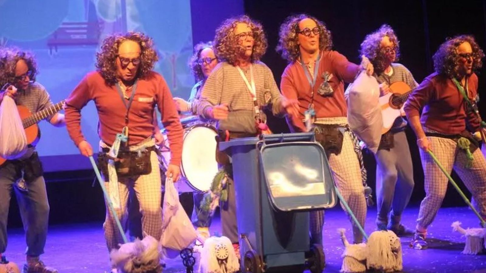 Actuación de la chirigota 'Esta noche salgo por cojones' en el COAC del pasado 2023