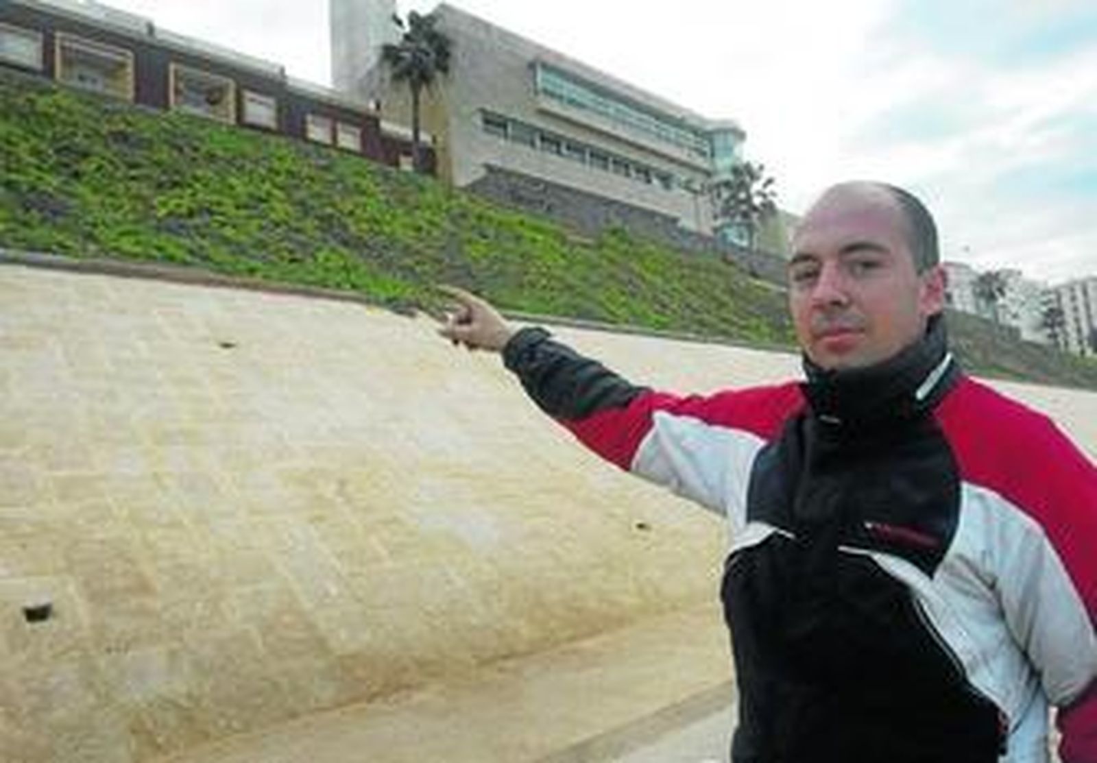 Eusebio señala al lugar donde se produjo el derrumbe y que, a consecuencia del mismo, fue posteriormente reparado.