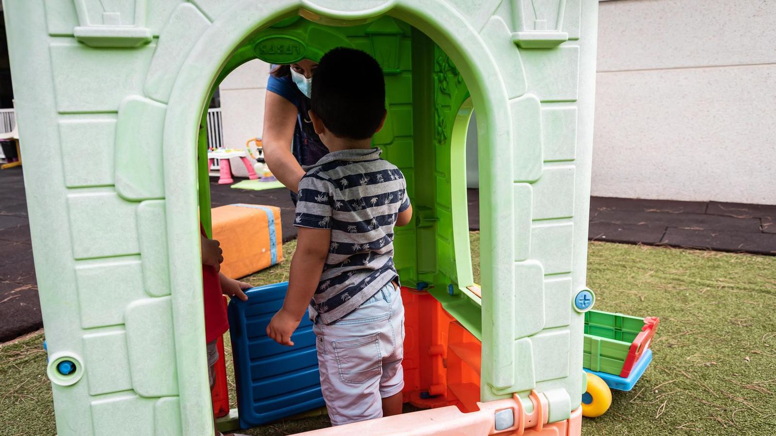 Uno de los niños juega en el patio de su escuela infantil.