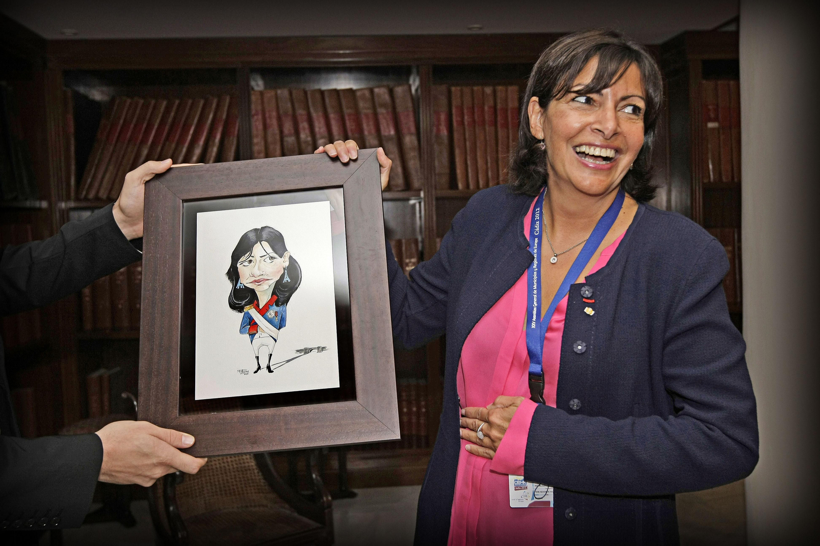 Anne Hidalgo, en la sede de Diario de Cádiz, con la caricatura que de ella publicó el periódico