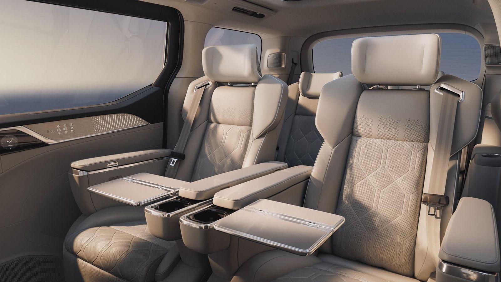 La modularidad debe ser uno de los aspectos en los que trabaje Volvo para que el EM90 pueda convertirse en un espacio de convivencia y negocios. La modularidad debe ser uno de los aspectos en los que trabaje Volvo para que el EM90 pueda convertirse en un espacio de convivencia y negocios.