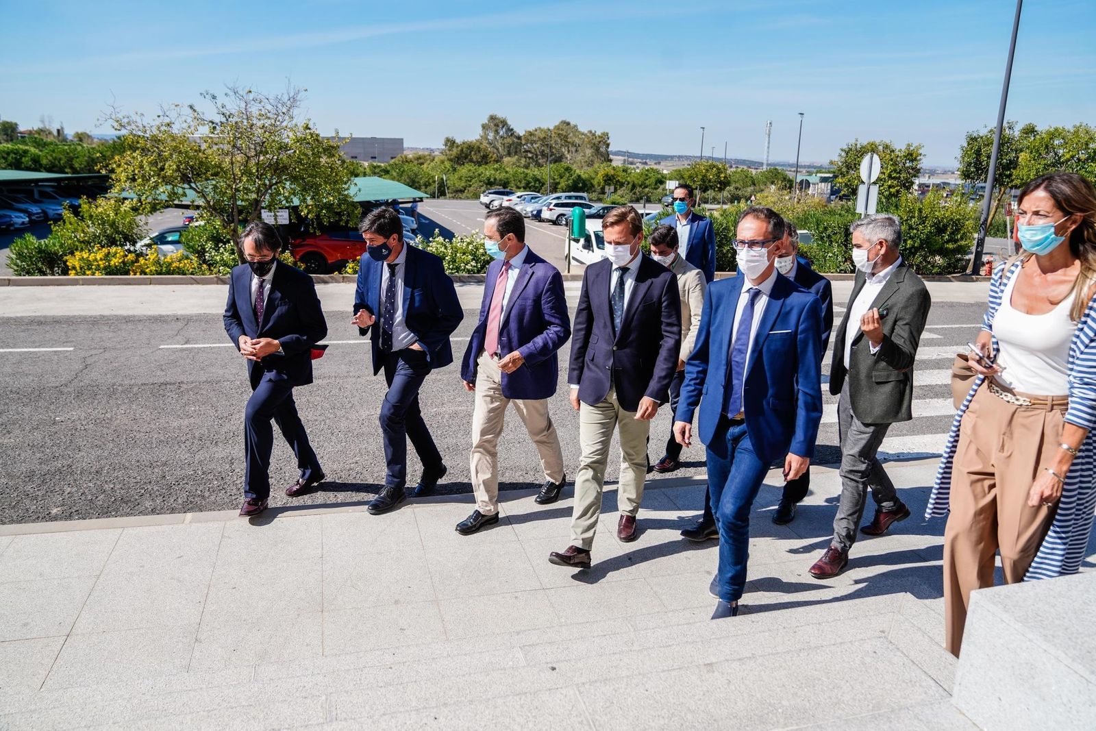 Juan Marín y el presidente de Covap, Ricardo Delgado, a su llegada a las instalaciones de la cooperativa.