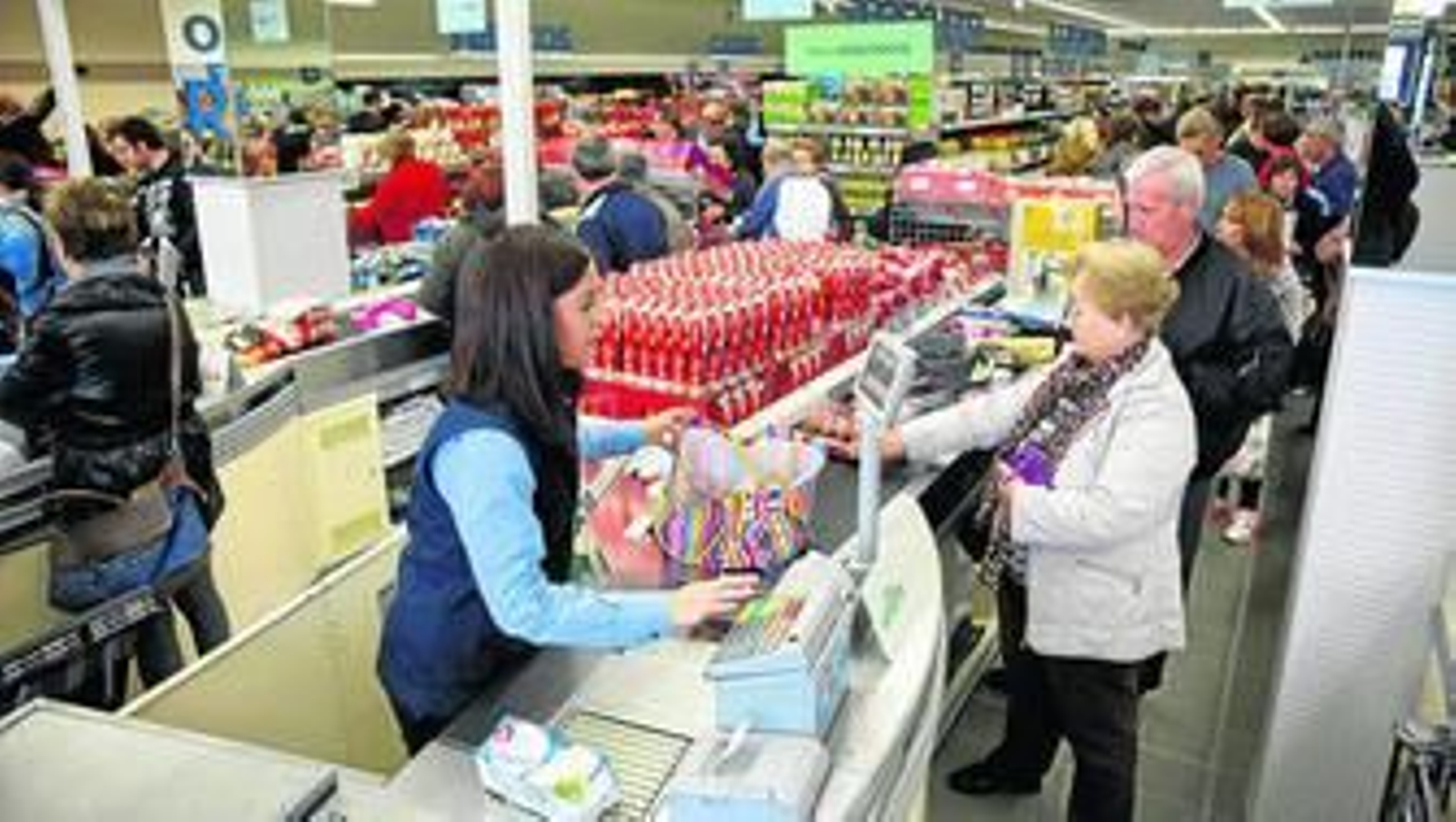 Clientes comprando en el supermercado inaugurado ayer en Málaga.