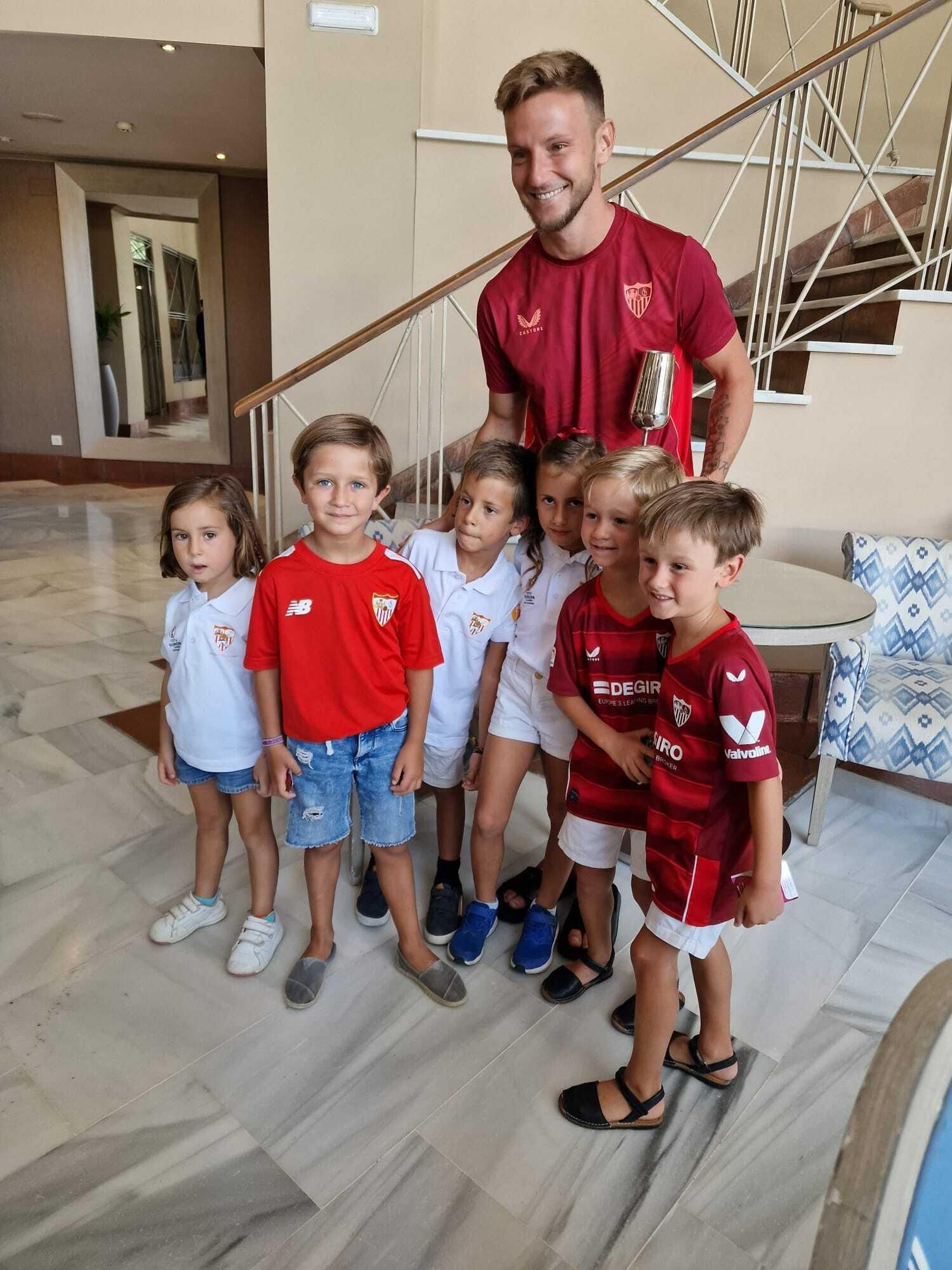 Iván Rakitic posa con los pequeños de la Peña Sevillistas en Xerez. Iván Rakitic posa con los pequeños de la Peña Sevillistas en Xerez.