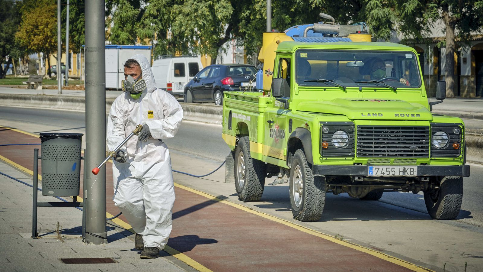 Operarios de la empresa COPLAGA proceden a fumigar en la zona de Las Canteras