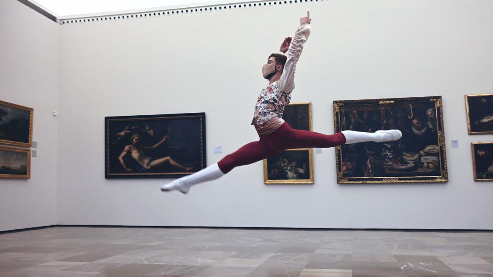 Un bailarín realiza un salto en una de las salas del Bellas Artes.