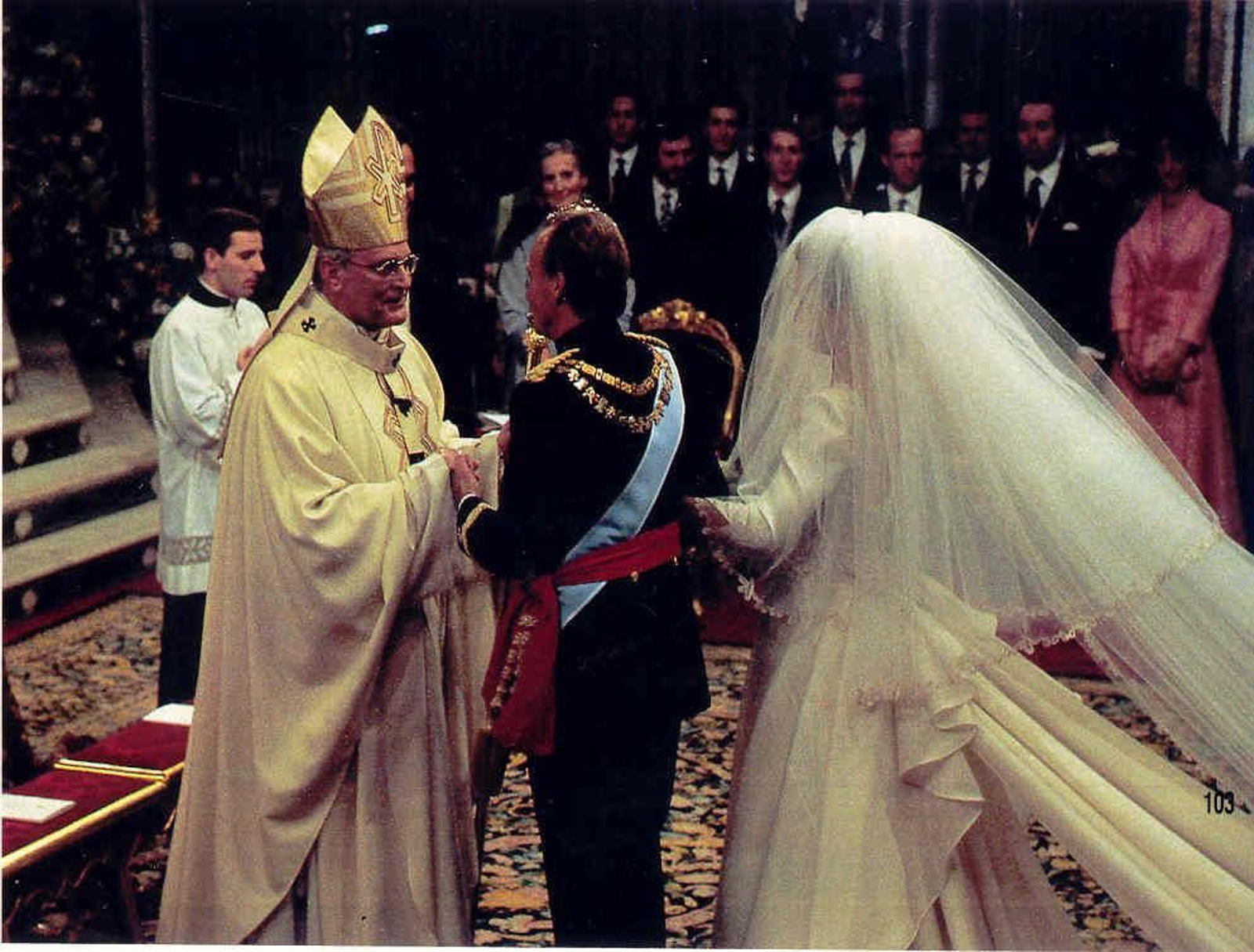 El arzobispo Carlos Amigo Vallejo recibe al rey Juan Carlos y a su hija, la infanta Elena, en el altar mayor de la Catedral.