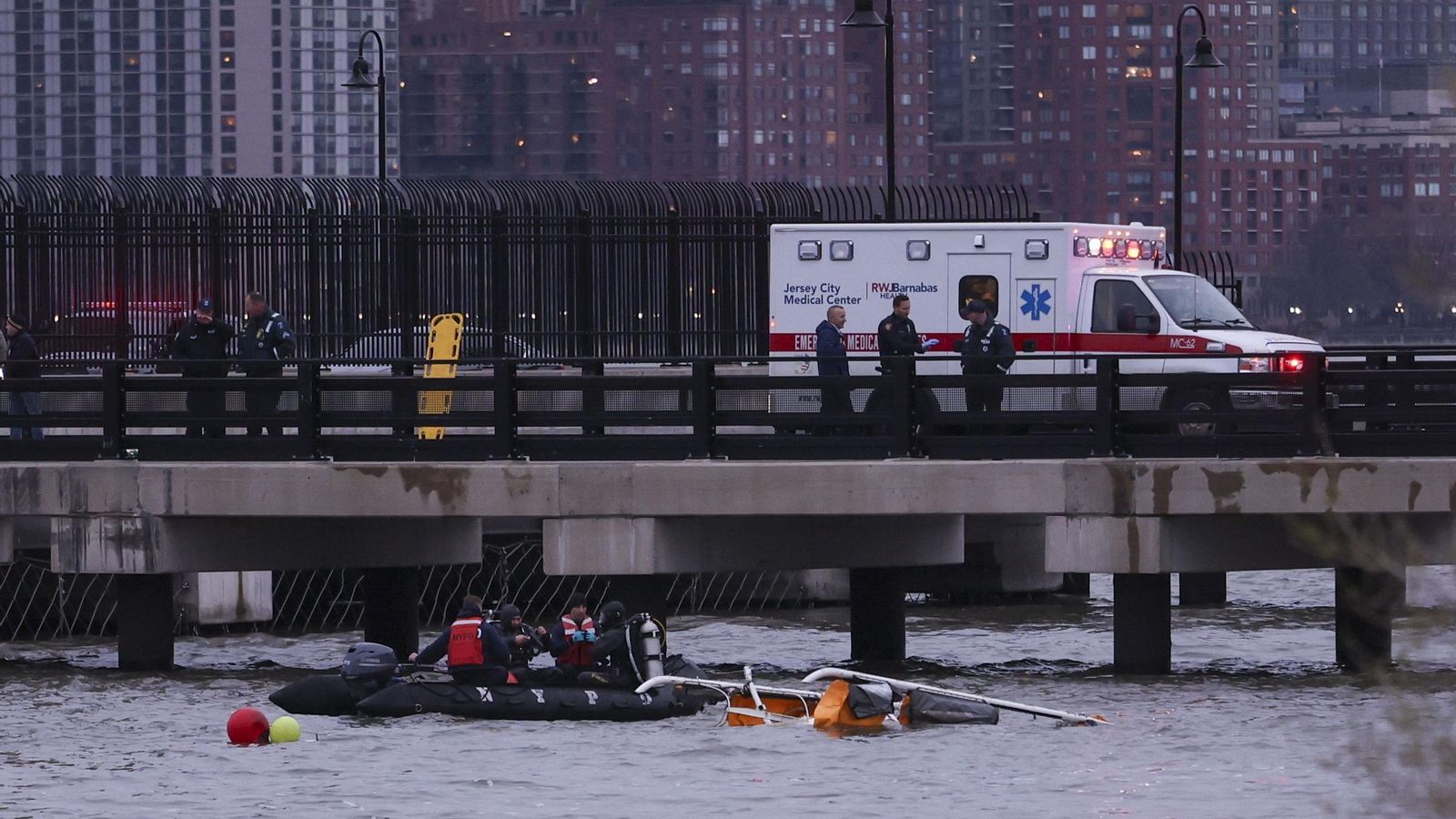 Las tareas de rescate del helicóptero  en el río Hudson de Nueva York.
