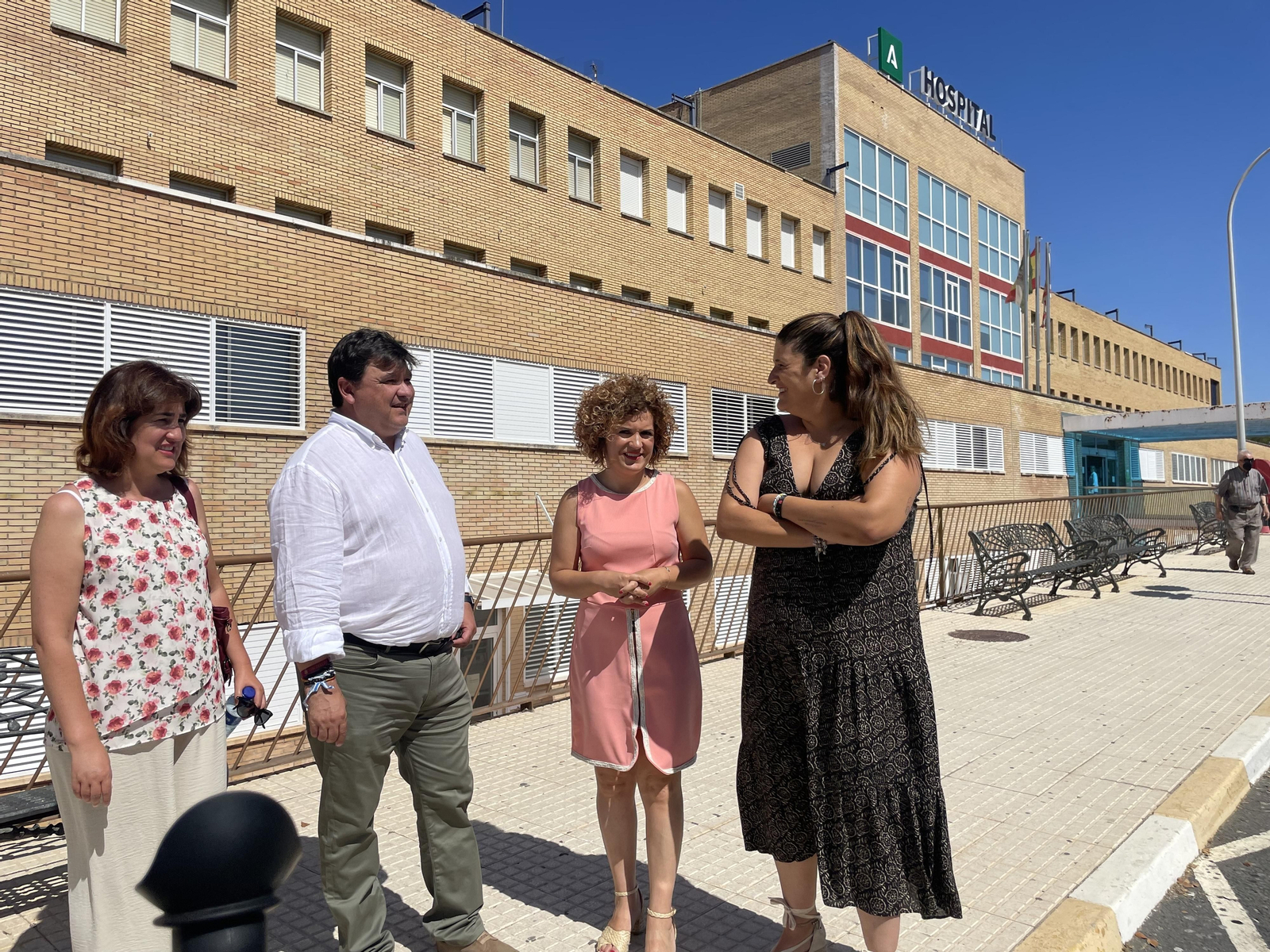 Gabriel Cruz y María Eugenia Limón visitan el hospital de Riotinto.