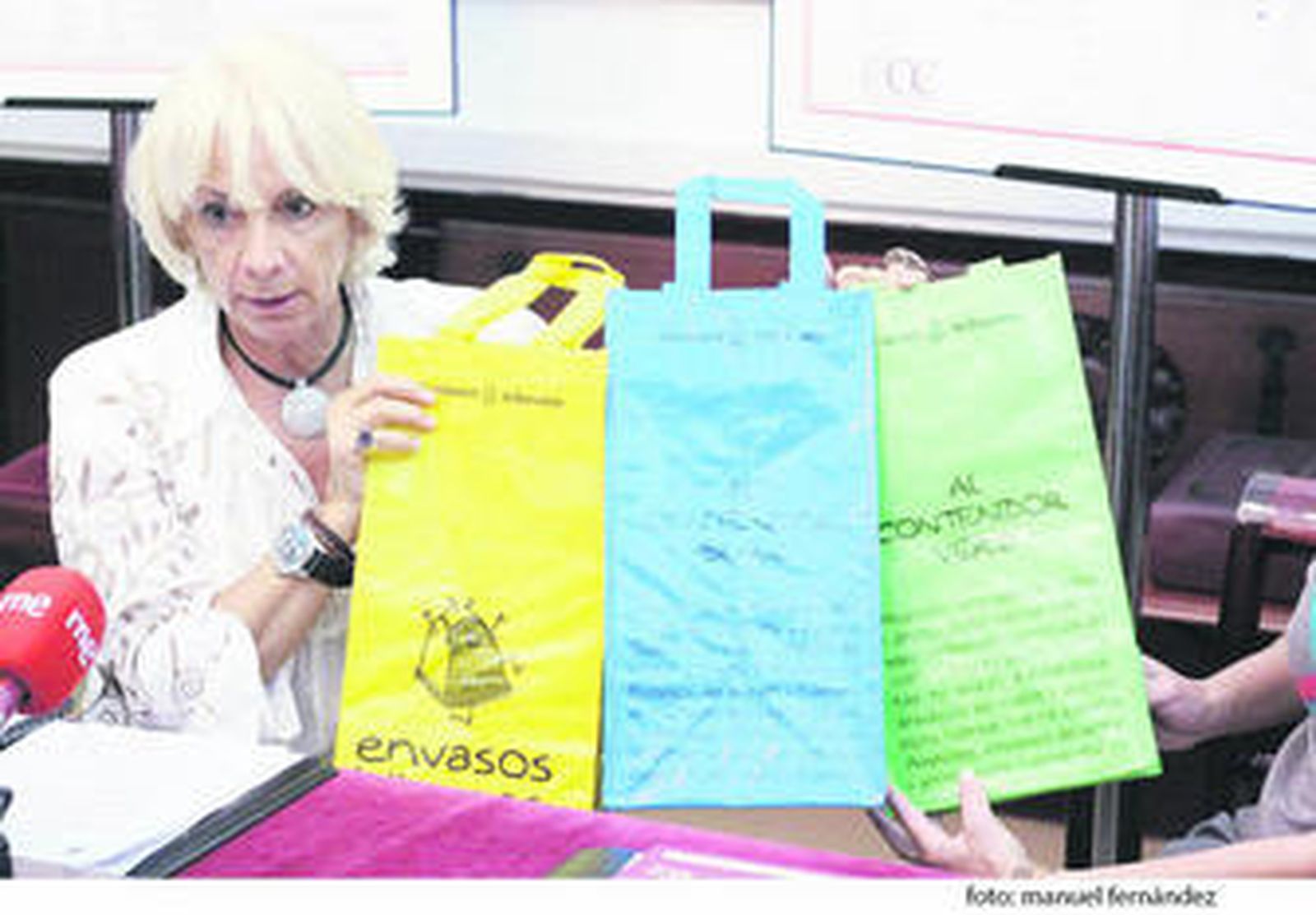 La alcaldesa con una muestra (procedente de Barcelona) de las bolsas para reciclaje doméstico.