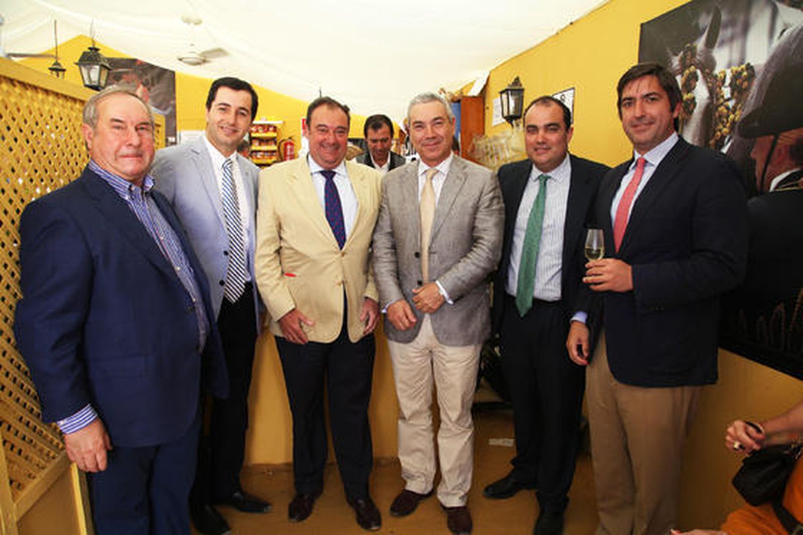 El director general de Grupo Joly, Tomás Valiente, y el director de Diario de Jerez, David Fernández, posan junto al comandante de la Guardia Civil, Luis Martín; Antonio Tocón, coronel jefe de la Guardia Civil en Cádiz; Eduardo Gómez Beser, director general del grupo Gómez Beser; Manuel Gutiérrez, de Muebles Briole, y Andrés Vicente.   Foto: Vanesa Lobo